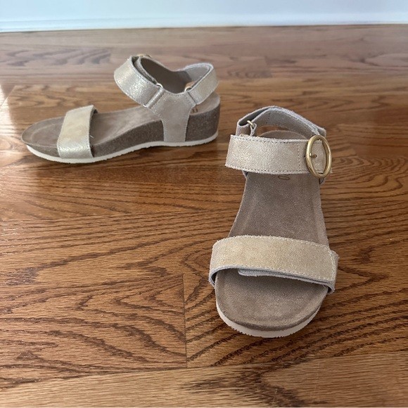 NEW Munro Sintra Wedge Beige Strappy Sandals with Buckle Sz 6M