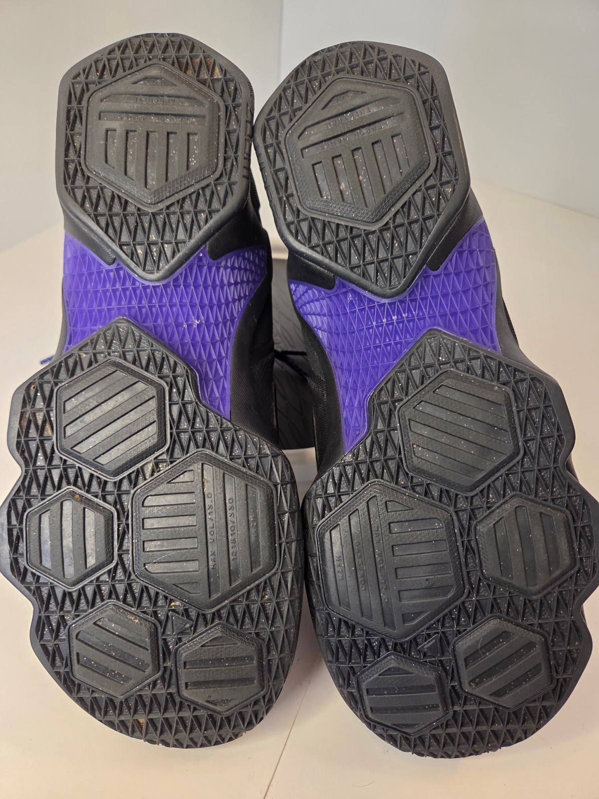 Nike LeBron James XIII Pot of Gold 807219-007 Black Gold Purple Mens 10.5 EUC