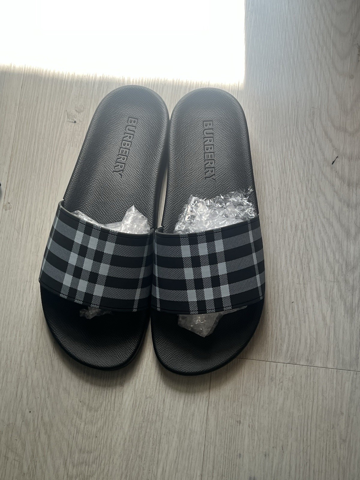 Burberry Teens US 8.5 Rubber Black/White Plaid Logo Slip-On Slide Sandals