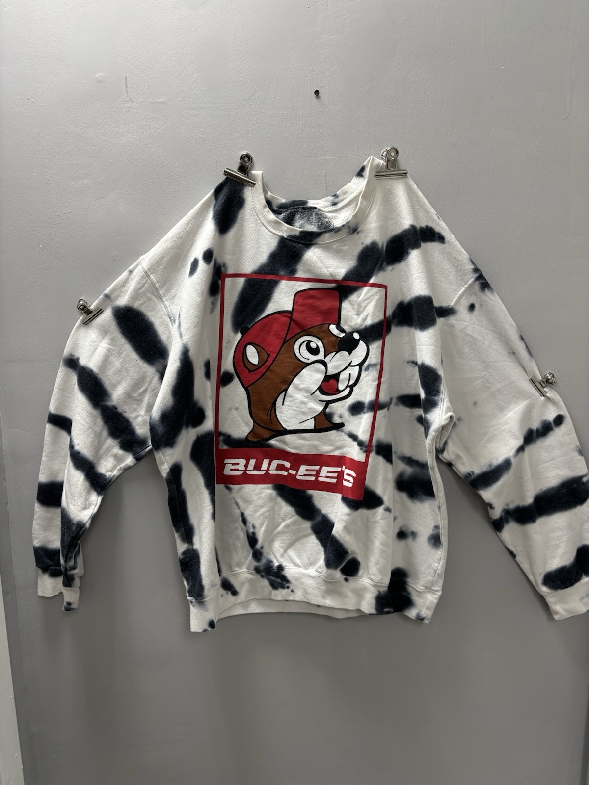 Buc-ee’s Tie Dye Sweatshirt XL Beaver Logo Black White Crewneck Pullover Adult