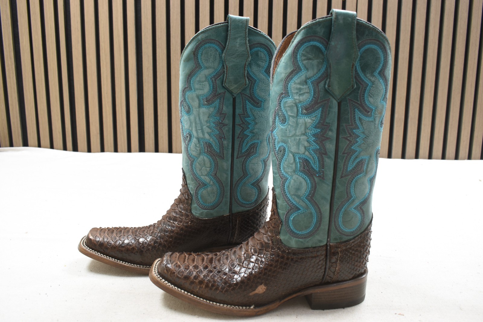 Circle G Ladies Chocolate / Blue Python Embroidery L6047 Size 7 M Western Leathe