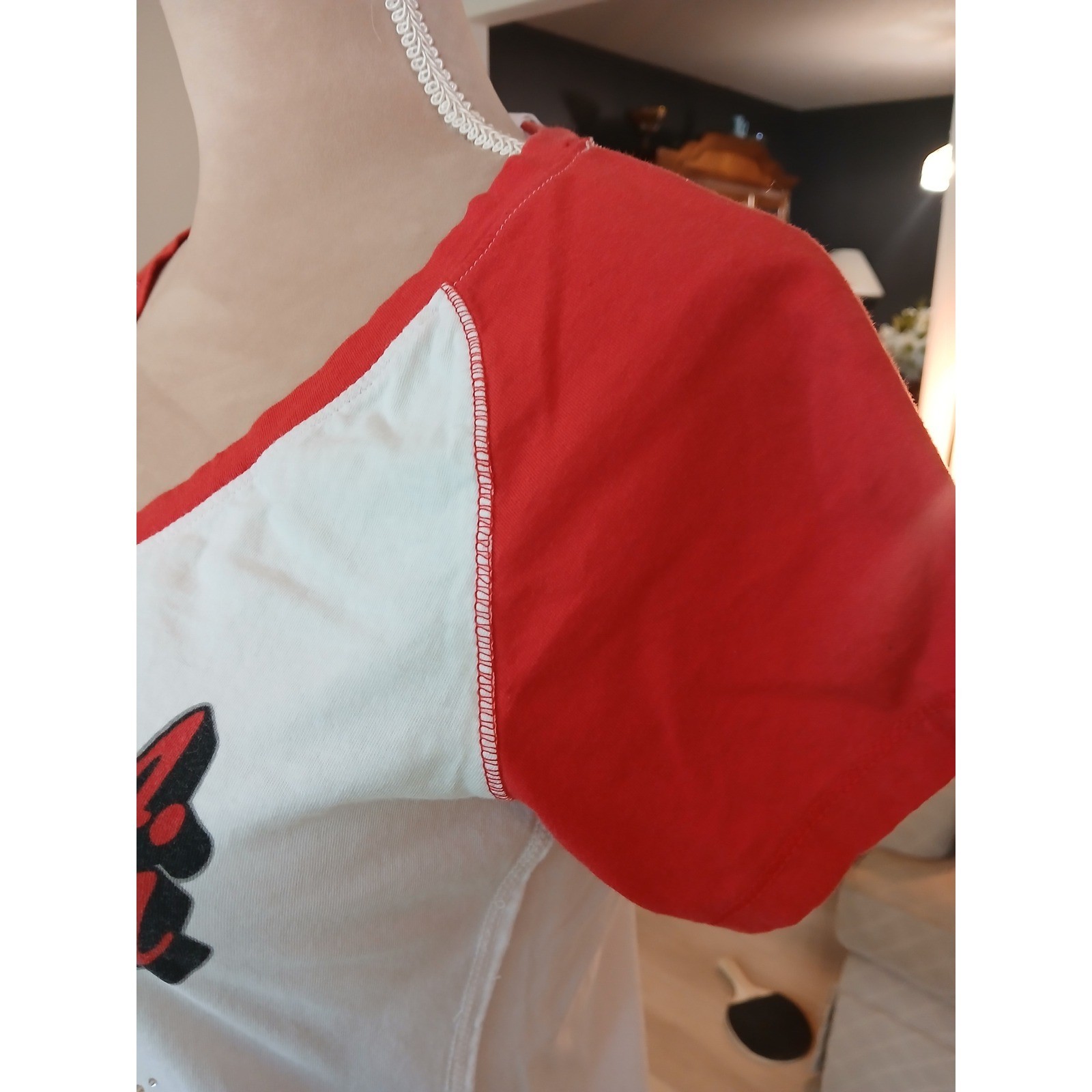 Campus Lifestyle Medium Cincinnati Reds V-Neck Raglan T-Shirt Rhinestone Womens