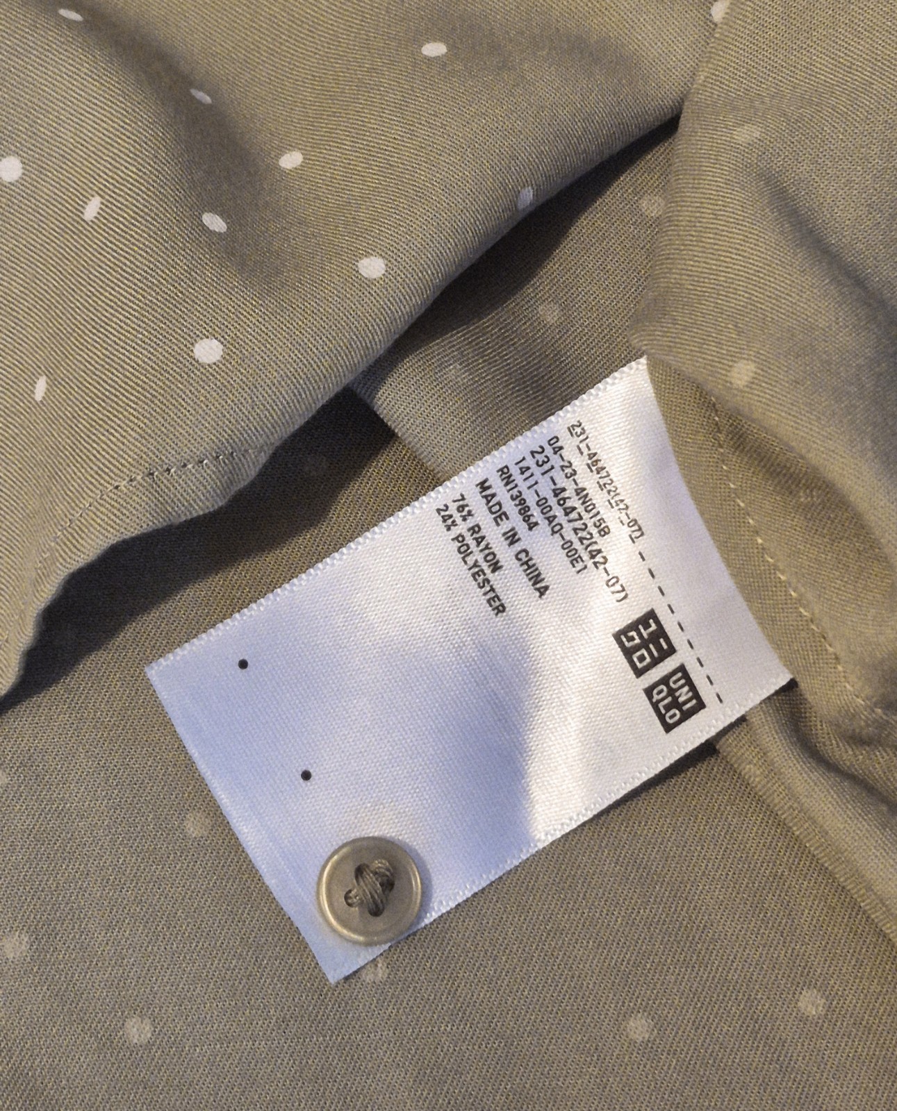UNIQLO Sage Green Polka Dot Rayon Blend Button Down Blouse Women’s Large Y2K