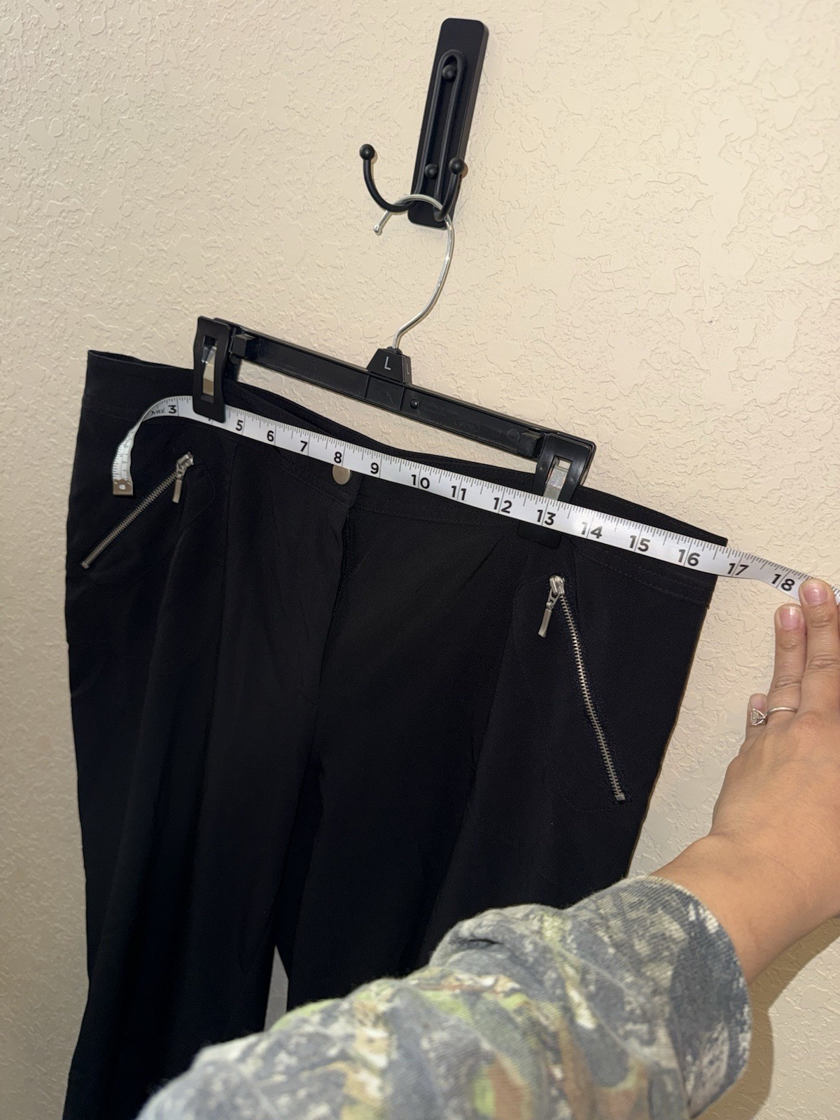 Zenergy by Chico’s Women’s Cargo Capris Size 1 Black Zip Pockets