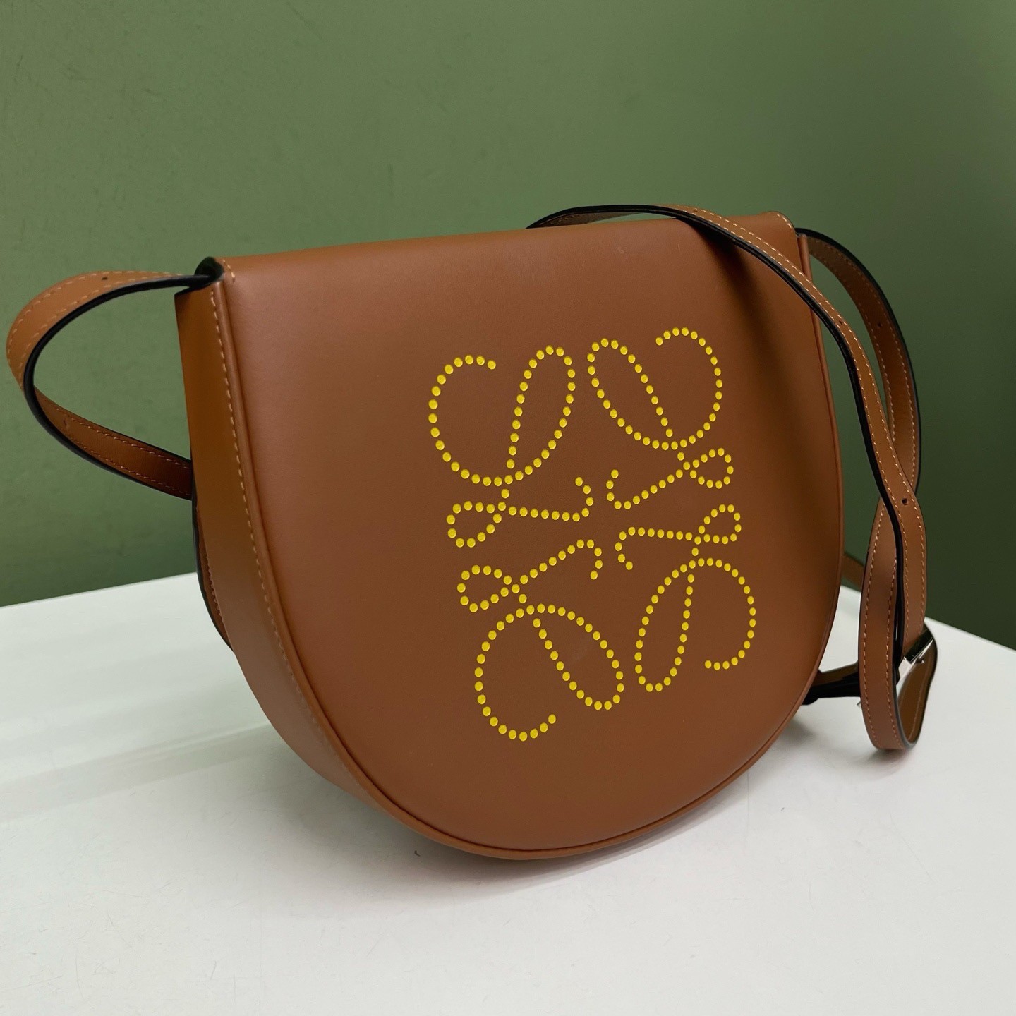 Loewe heel caramel saddle bag (18 × 15 × 4.5)cm