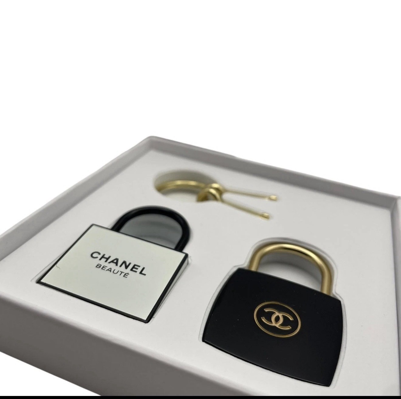CHANEL BEAUTE La Collection 2-Pc Pad lock & Key Set Novelty GWP Black/White