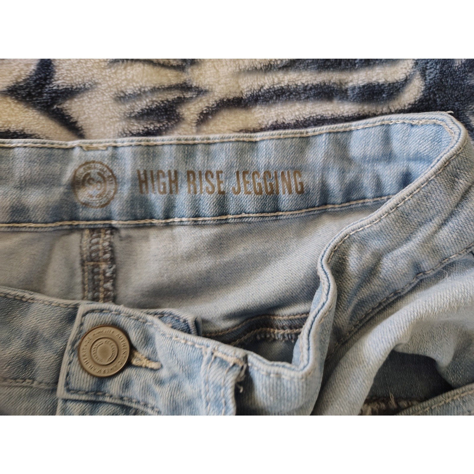SO High Rise Jegging Denim Shorts Light Wash Blue Cuffed Size 11 Womens