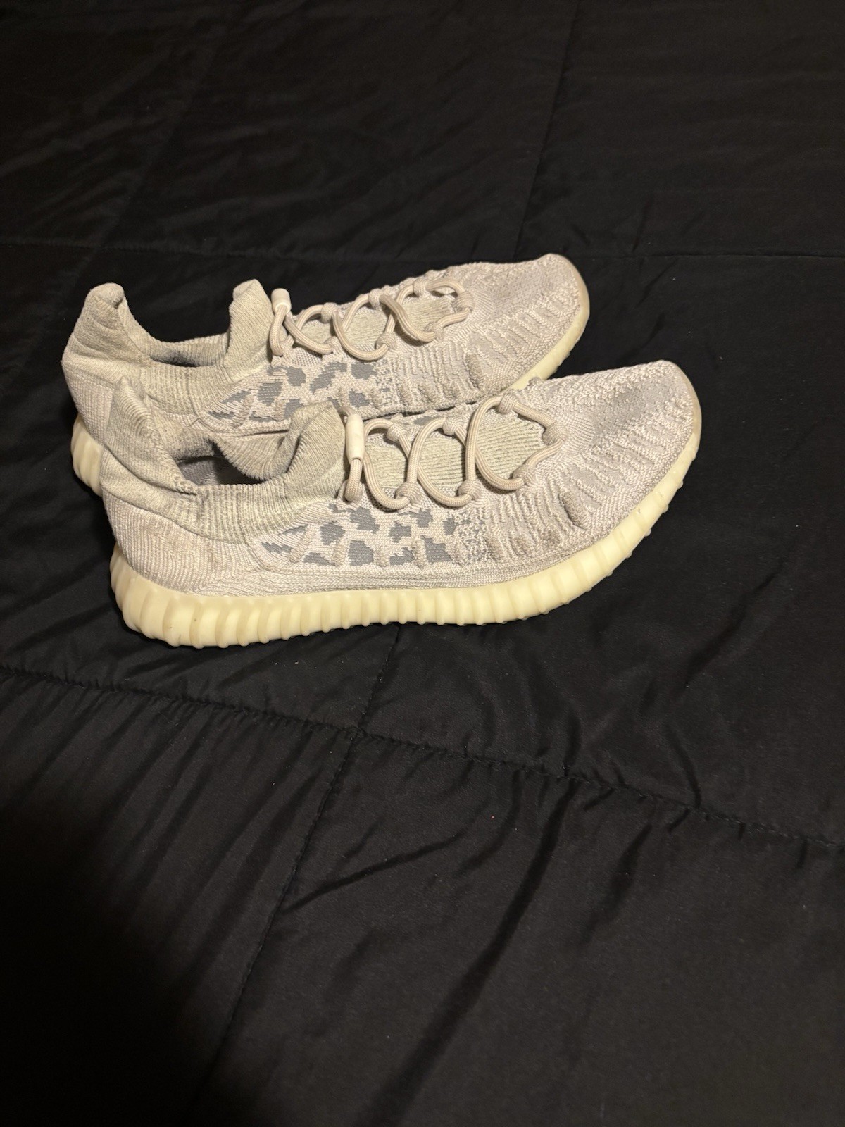 adidas Yeezy Boost 350 V2 Men’s Beige Low Top Lace-Up Boost Rubber Sole