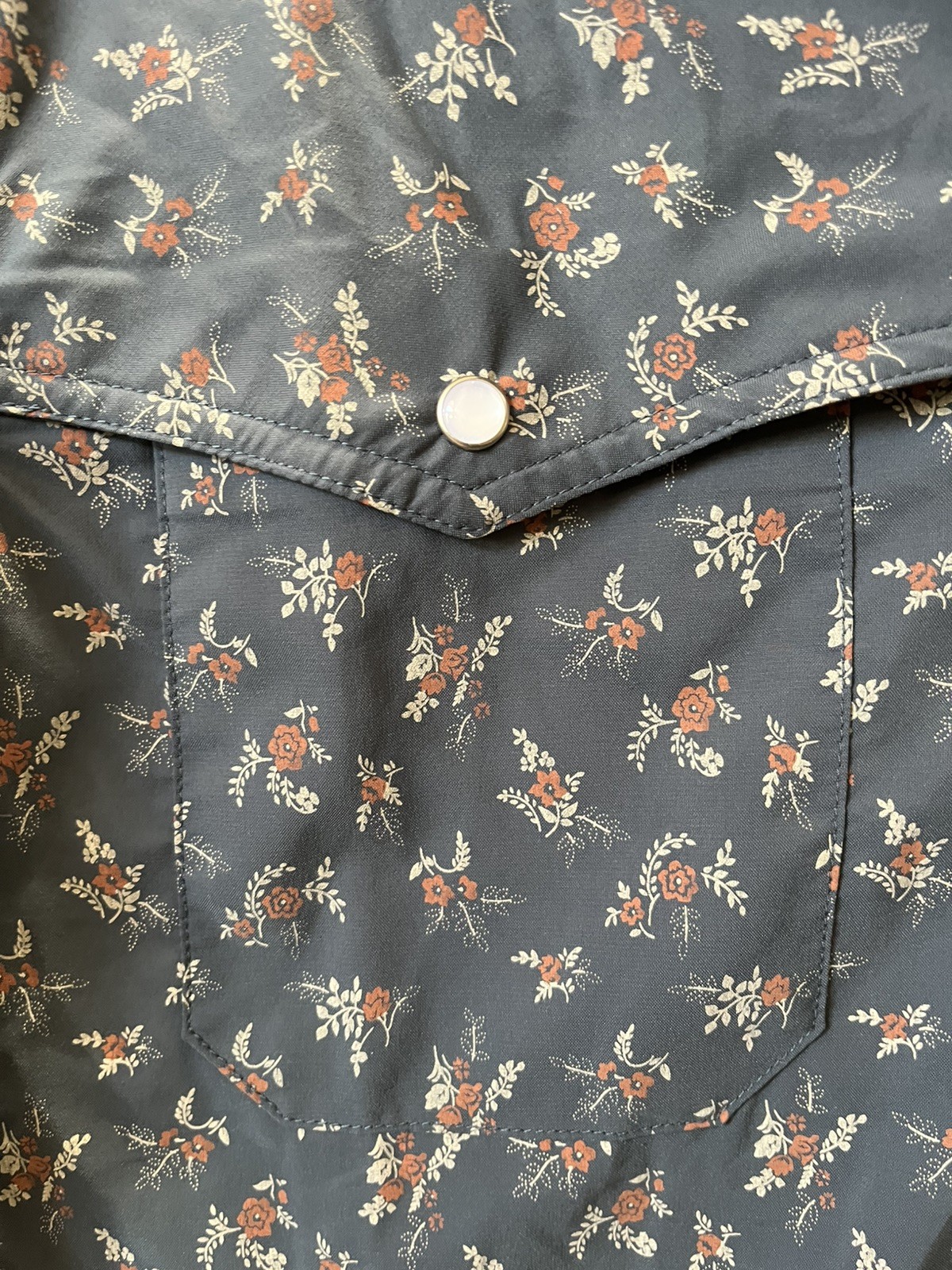 Howler Bros Open Country Shirt Medium Blue Floral Short Sleeve Pearl Snap Vented