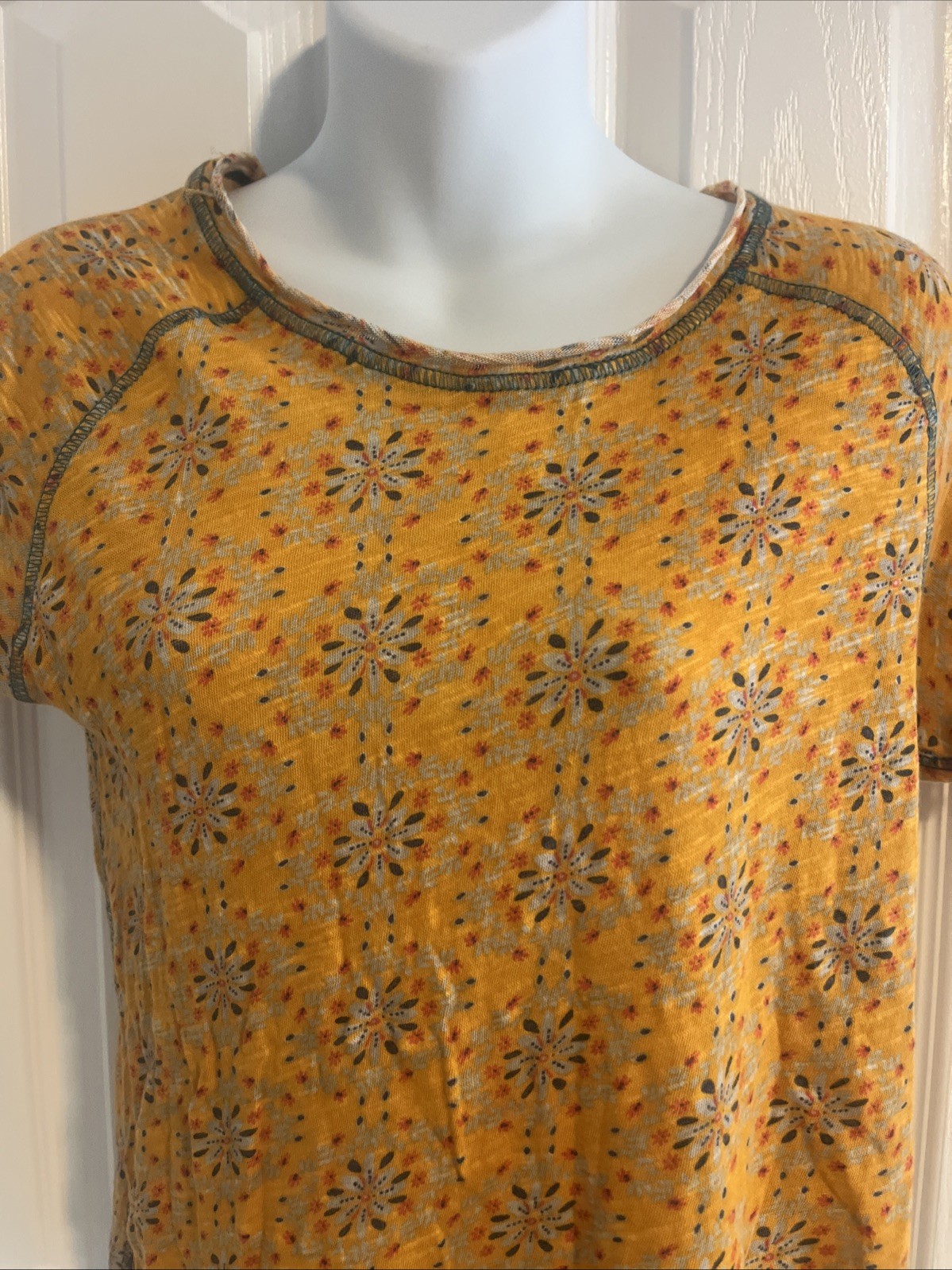 NATURAL LIFE Lily Cotton Short Sleeve Tee Shirt in Floral Mustard Size Small