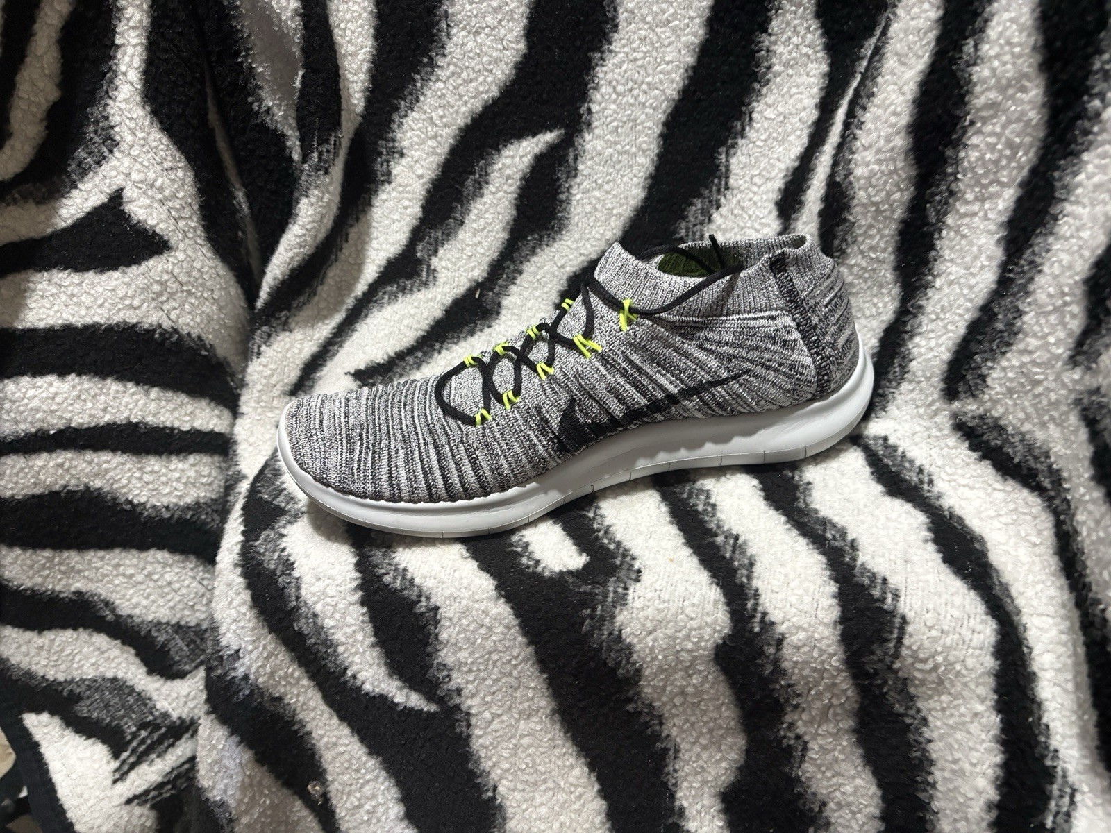 Size 8.5 – Nike Free RN Flyknit 2017 White Black Stealth Stylish Kicks