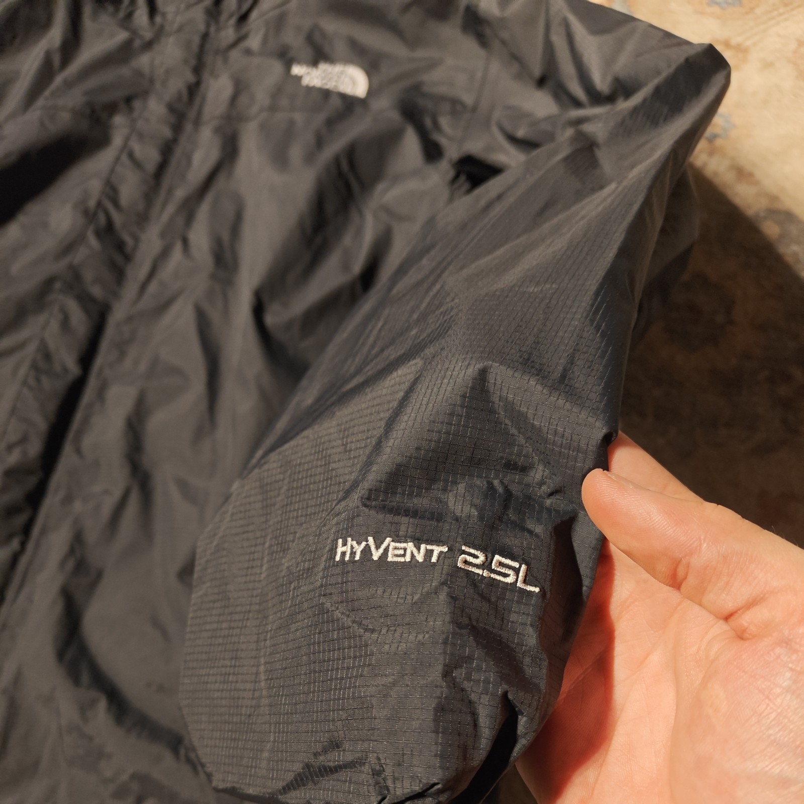 The North Face HyVent 2.5L Rain Jacket Mens L Black Hooded Waterproof Shell