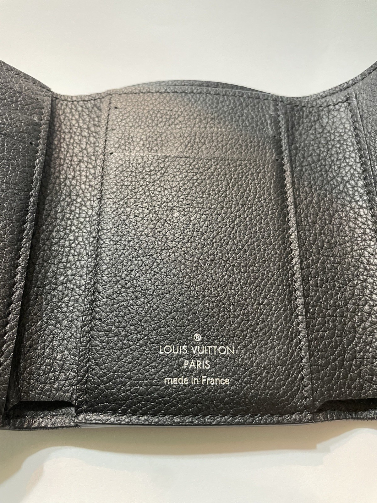 Louis Vuitton Women’s Black Trifold Wallet LV Logo Zip Pocket Credit Card