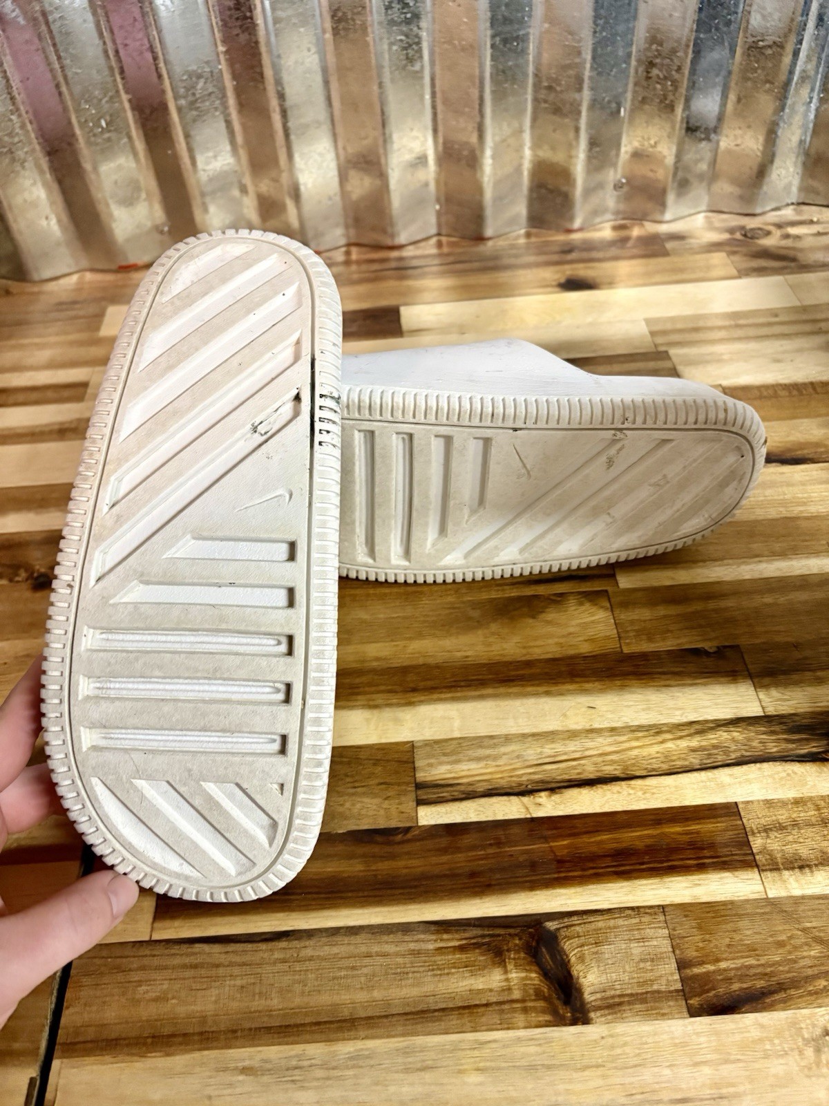 Nike Men’s White Slide Sandals Slip-On Solid Pattern Logo Accent Sandal