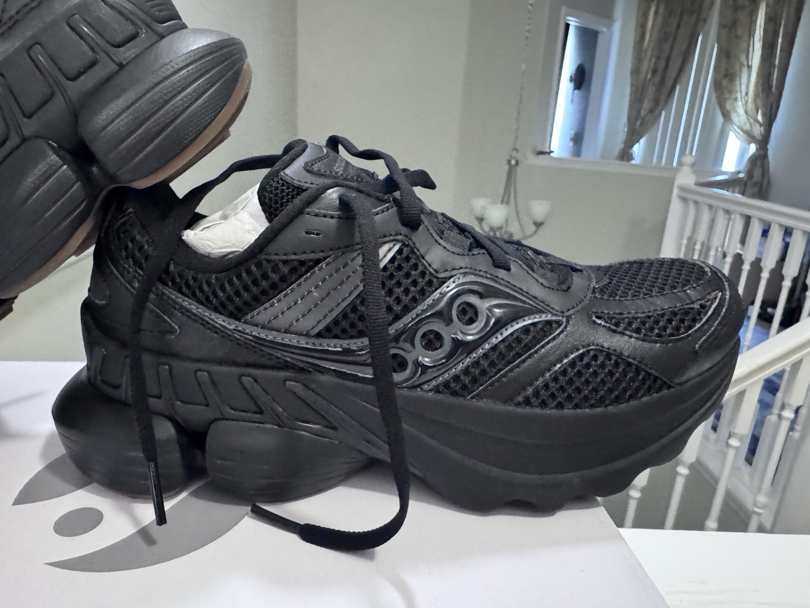 Saucony Grid NXT S70797-3 Triple Black Shoes Men’s 6, Women’s 7.5