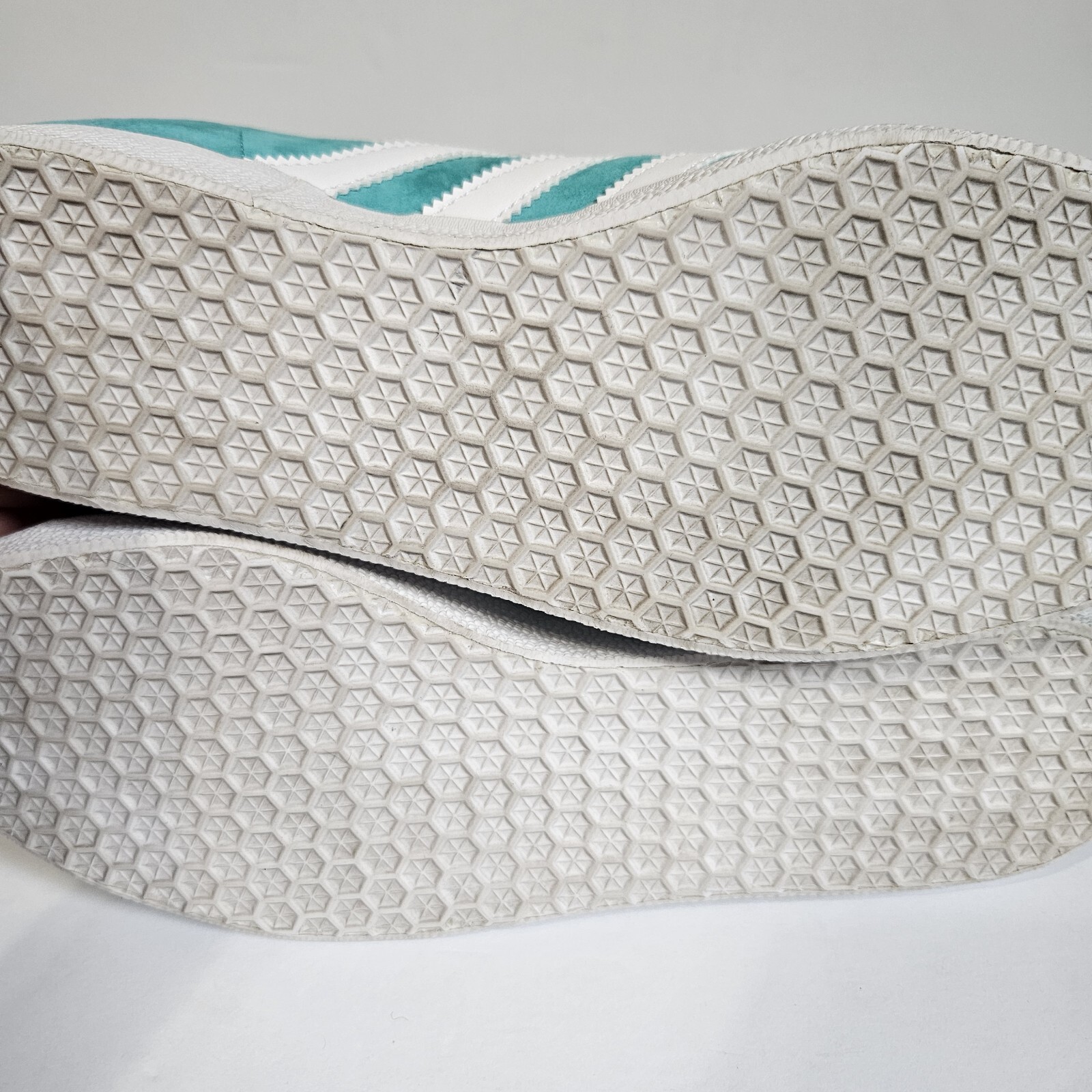 Adidas Gazelle Hi-Res Aqua and White Mens Size US 7 EU 40 EE5510