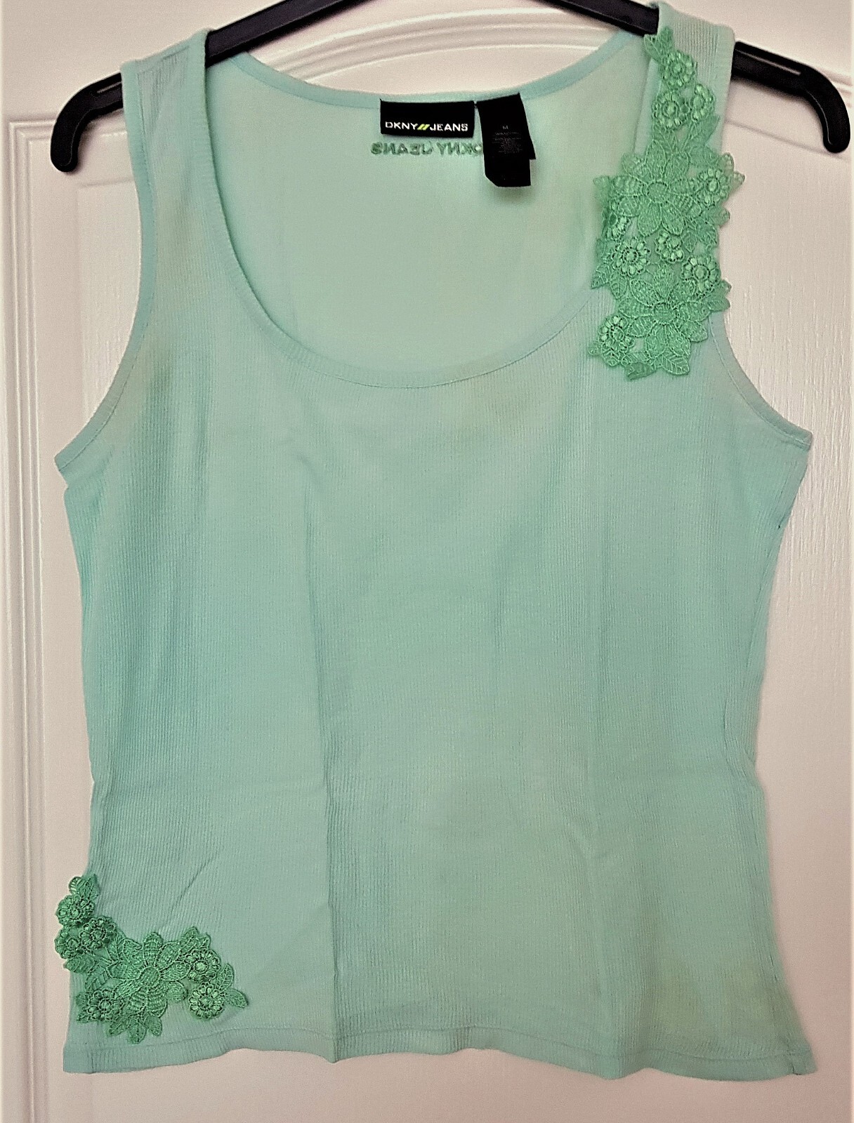 Pretty DKNY T-SHIRT / TOP with APPLIQUE : MEDIUM with STRETCH, 14 / 16