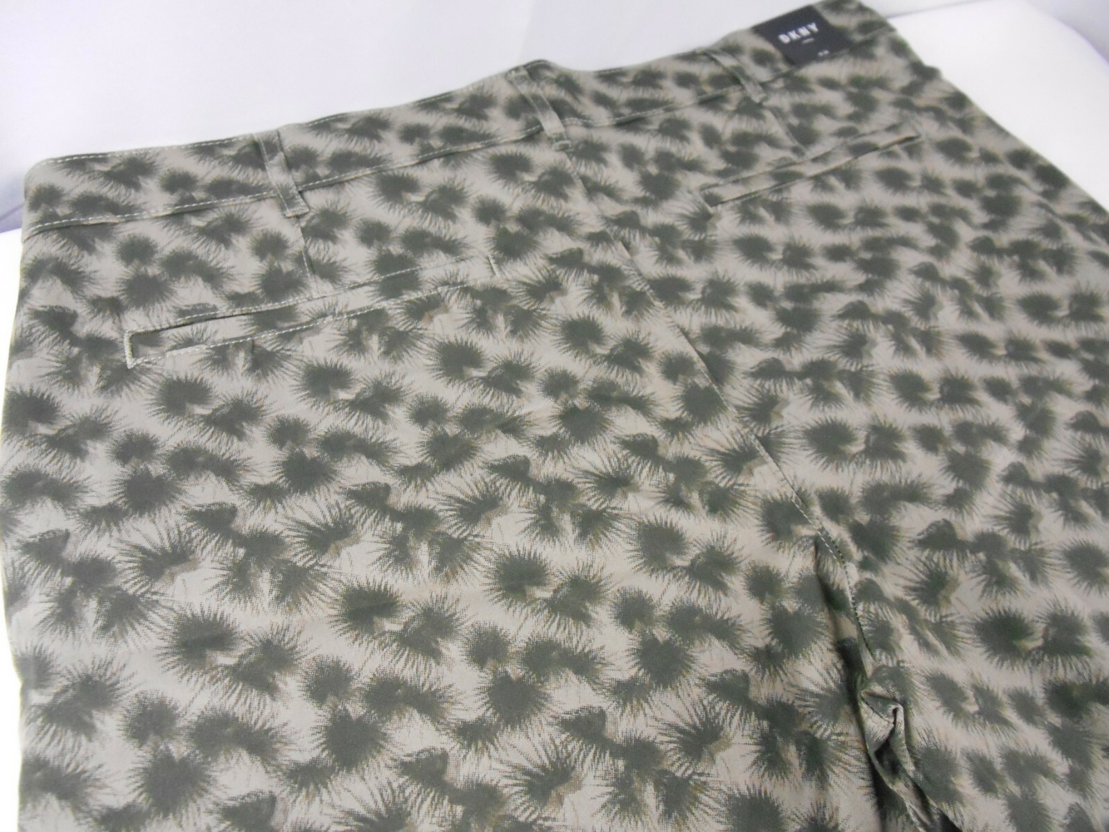 DKNY Mens Shorts 38W Modern Flat Front 9″ Inseam, Light & Forest Green 38 W NWT