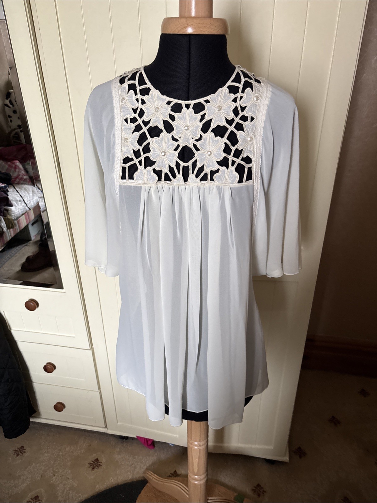 BODY & SOUL Ladies Blouse Size XS Ivory Chiffon Lace Beaded Short Dolman Sleeve