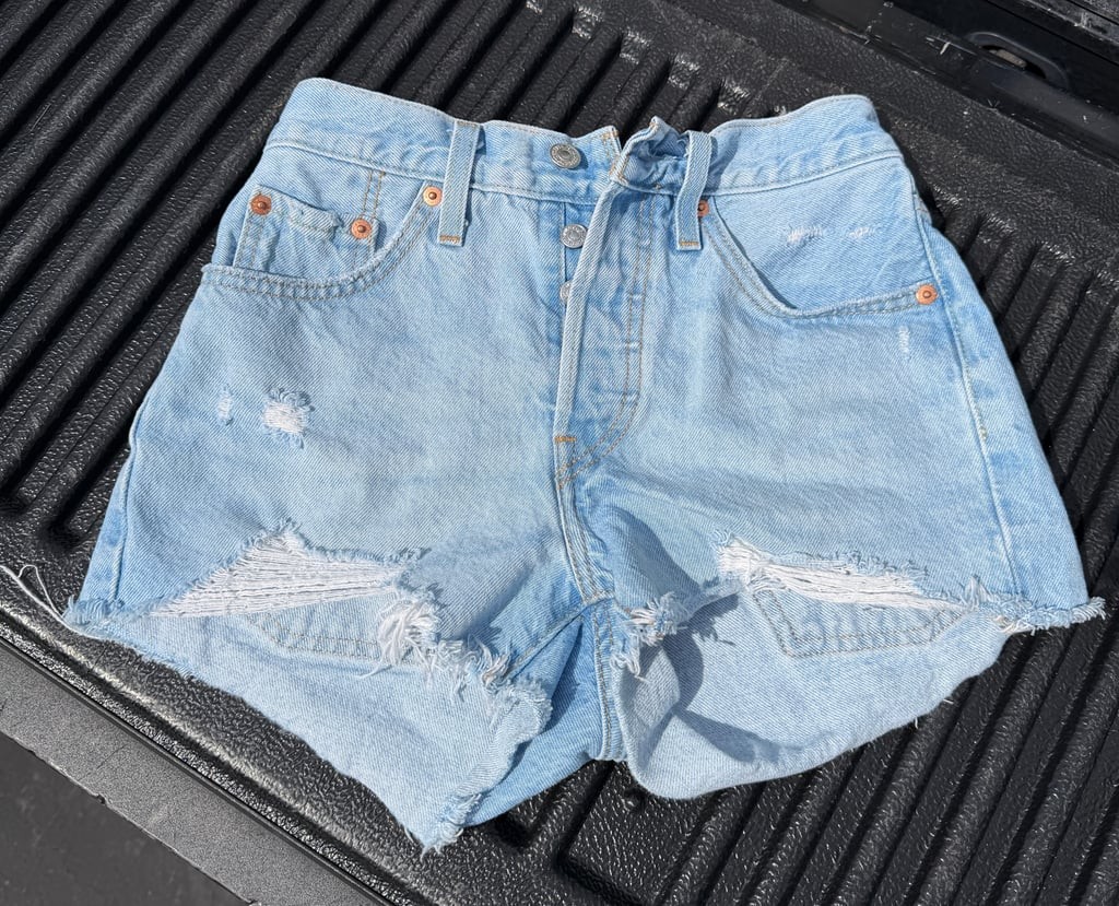Levi’s 501 High Rise Cutoff Shorts Light Wash Distressed Size 24 W24