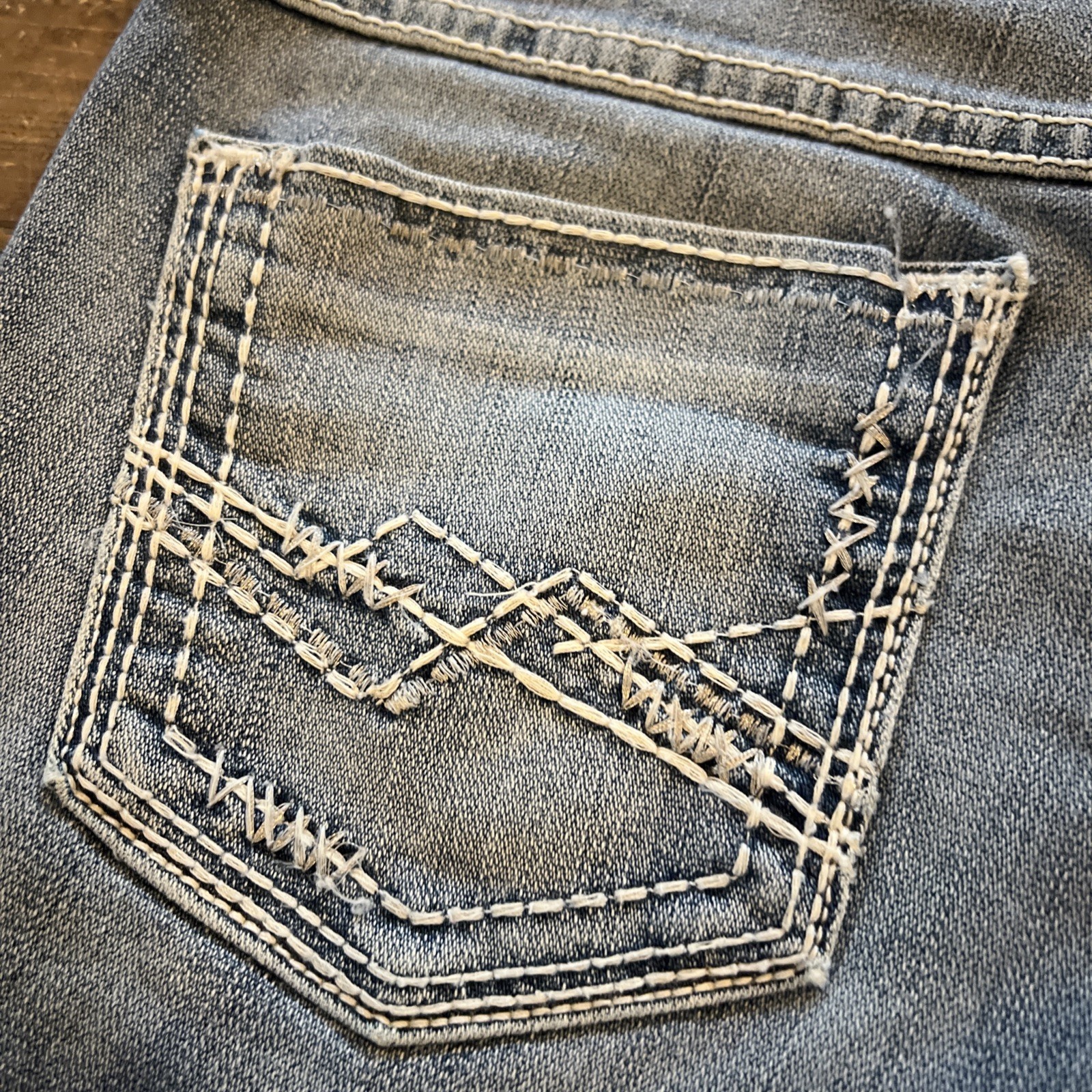 Buckle BKE Sabrina Light Wash Distressed Stretch Y2K Low Rise Shorts Sz 26