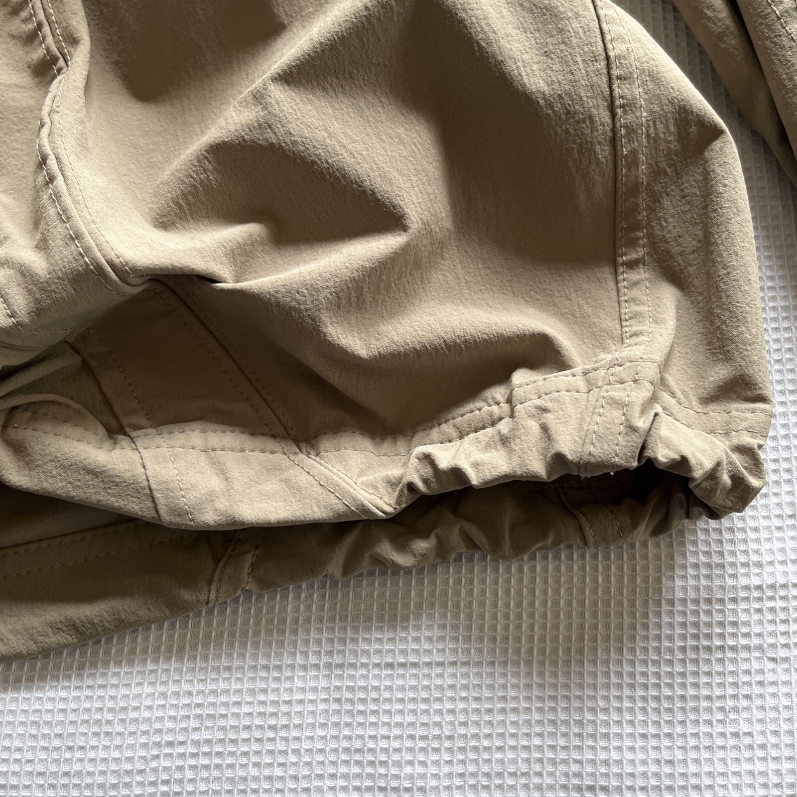Mountain Hardwear Capris Womens 10 Tan 3/4 Pants Nylon Hiking Outdoor Travel