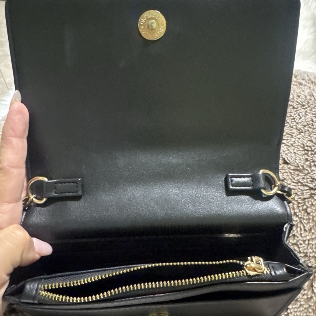 bebe Black Quilted Wallet Crossbody Gold Hardware Chain Strap Zip Magnetic