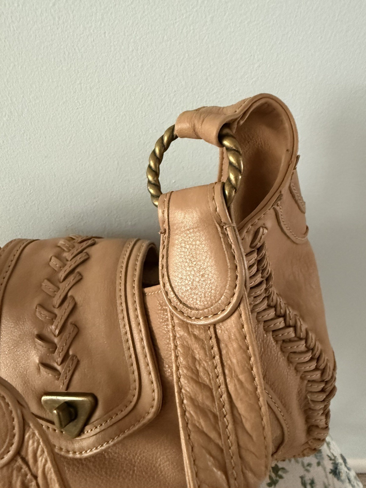 Vintage Wilsons Leather Y2K Light Brown Pebbled Whipstitch Turn Lock Flap Bag