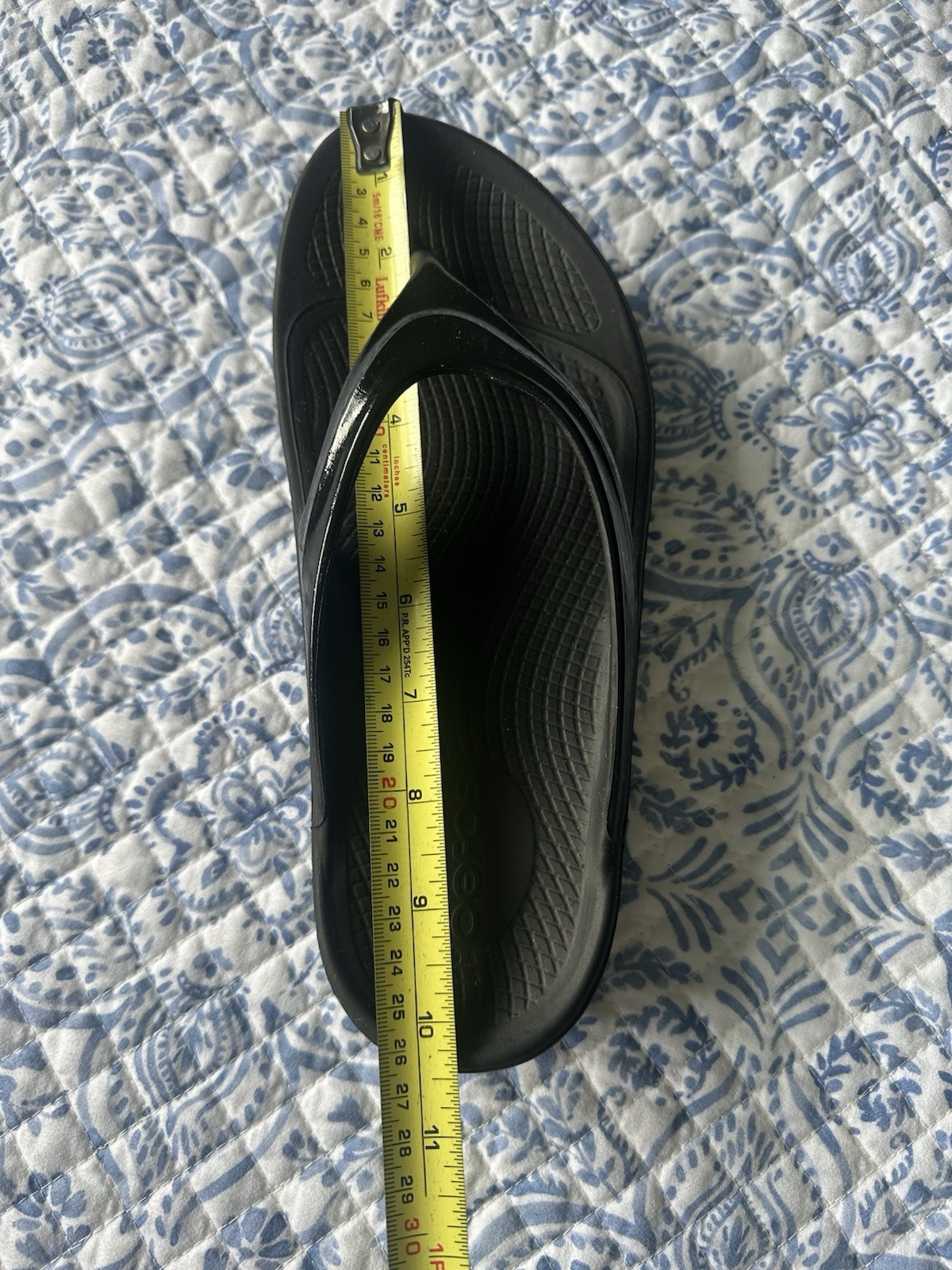 Women’s Luxe Patent Black OOFOS OOlala Thong Flip Flop Recovery Sandal Size 9