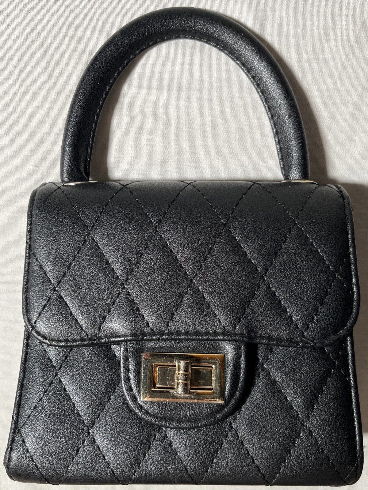 Black Purse (6.75”x5.75”x3”) Excellent Condition! *FREE SHIPPING*
