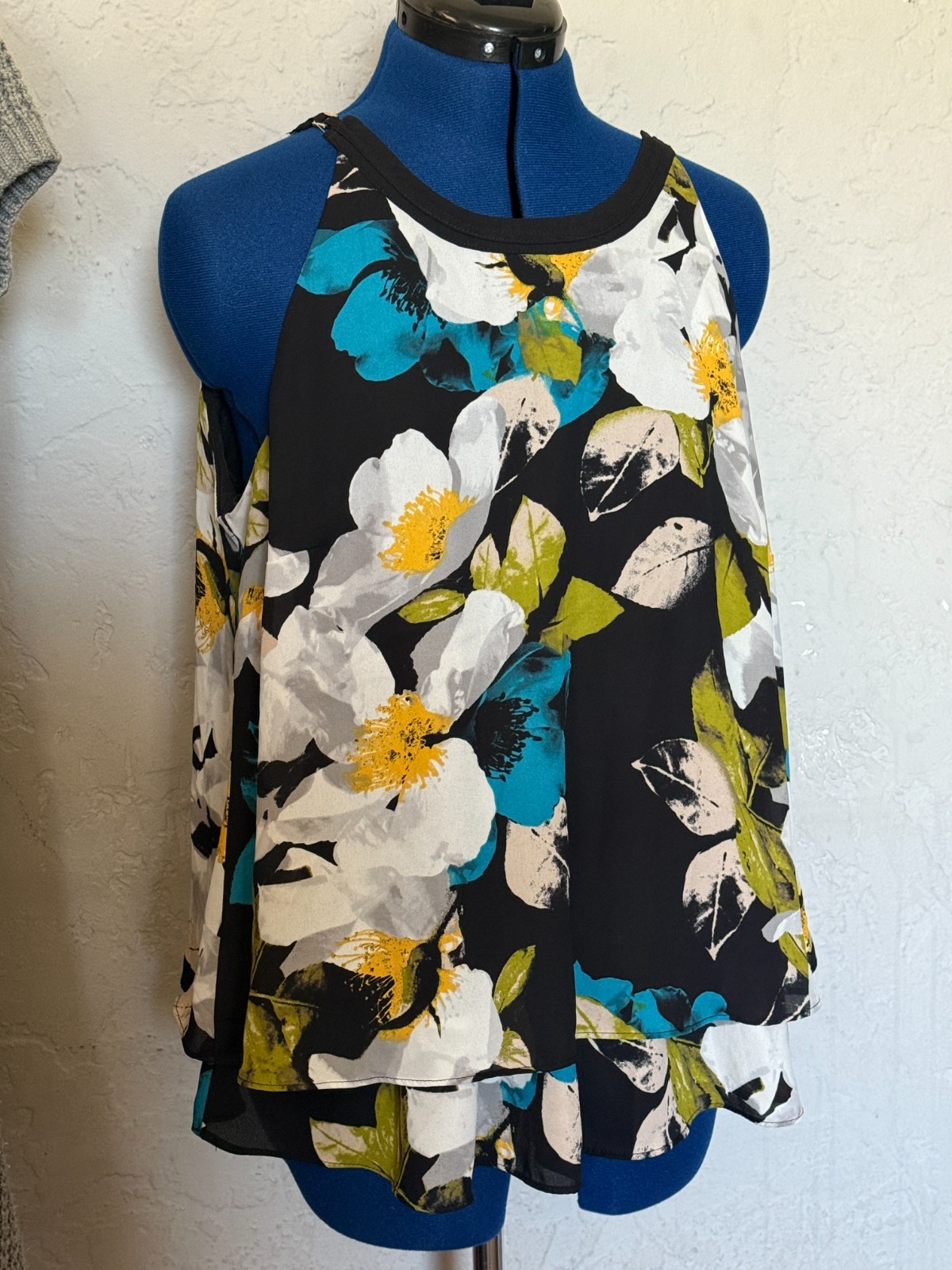 Women’s Large sleeveless black top with bold flowers by Worthington