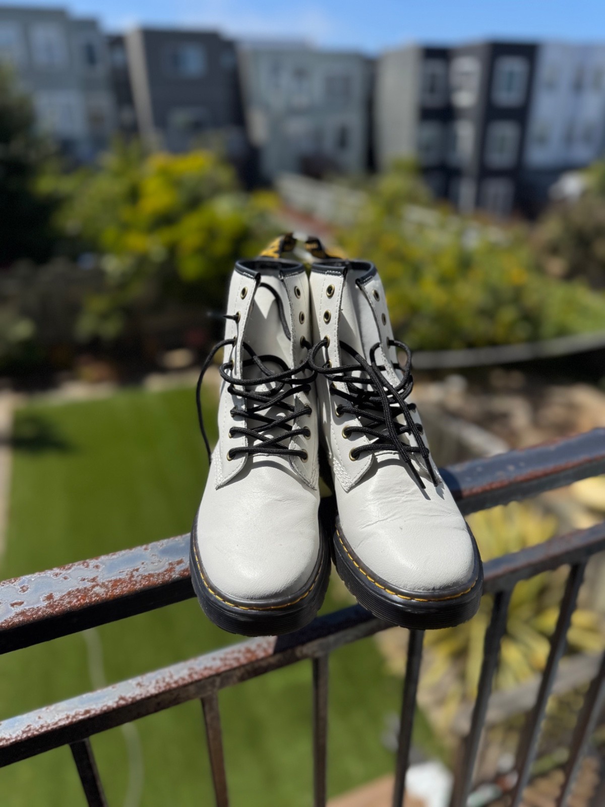 Dr. Martens Zavala Women’s White Leather Lace-Up Ankle Combat Boots US 9