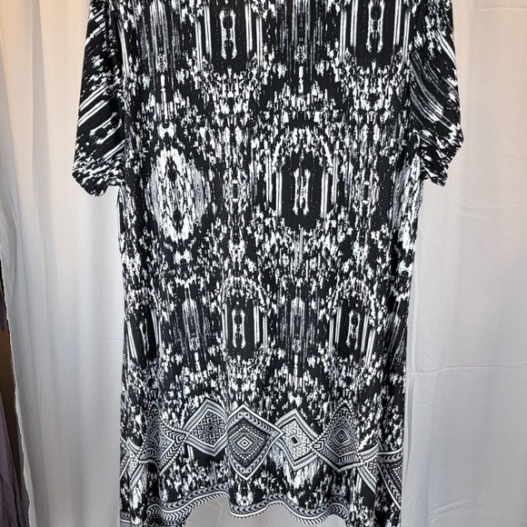 Women’s Cato Black White Batik Geometric Print Tunic Silver Bar Accent 22/24W