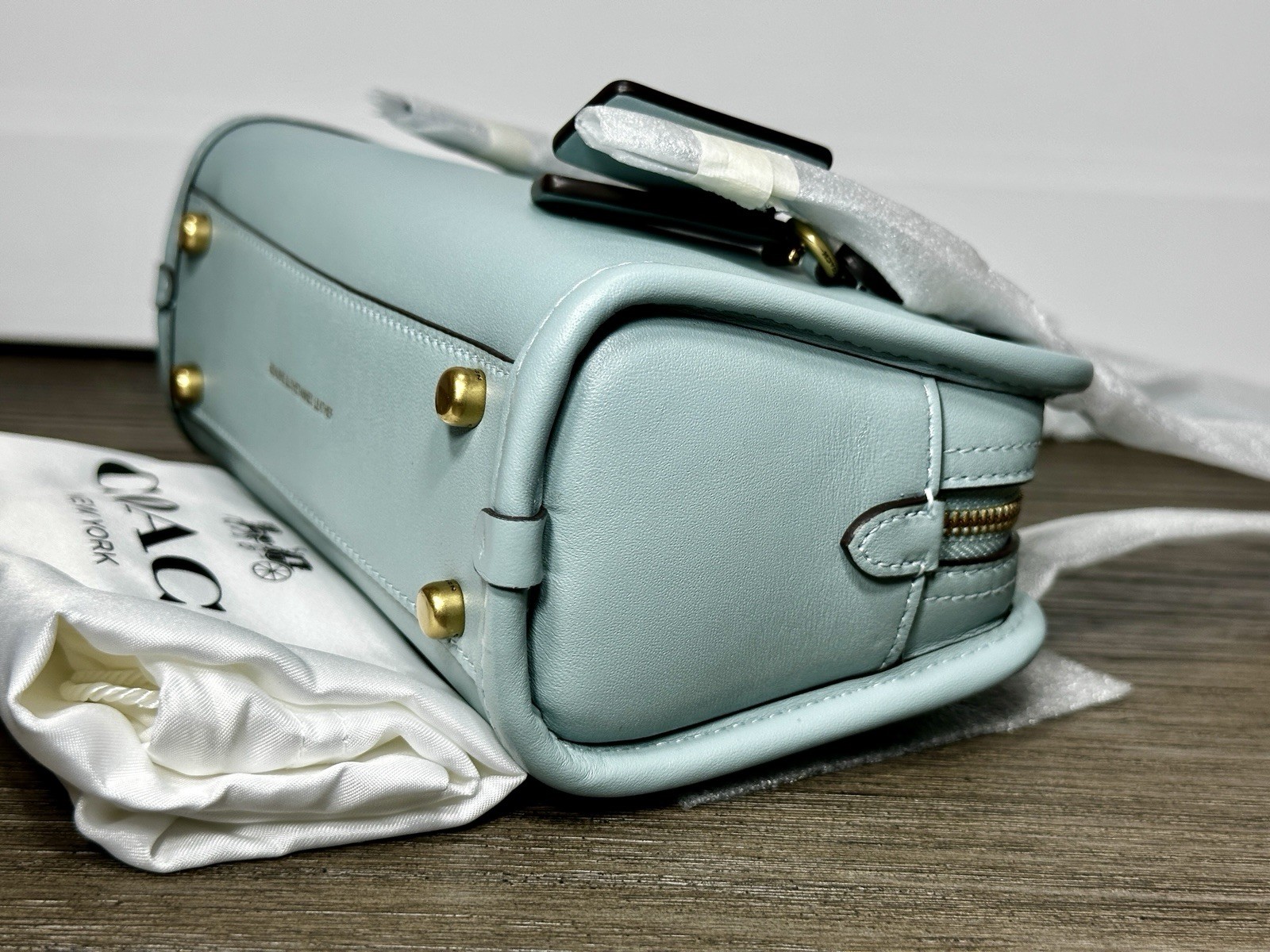 Coach Swing Zip Bag 20 in Light Blue Glovetanned Leather CAM45 NWT