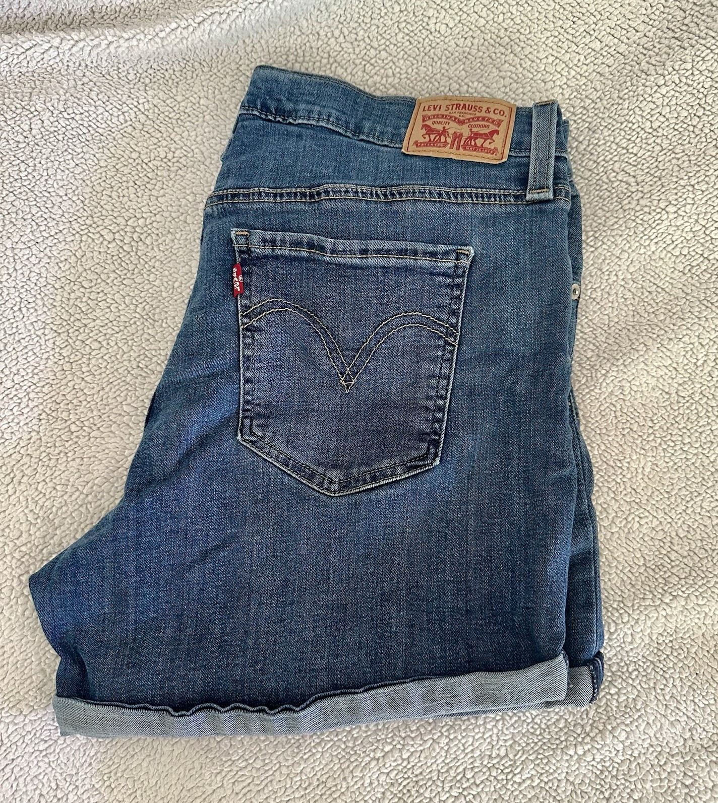 Levi Strauss & Co. Women’s Mid Length Denim Shorts 32×6 Blue Cuffed 5-Pkt
