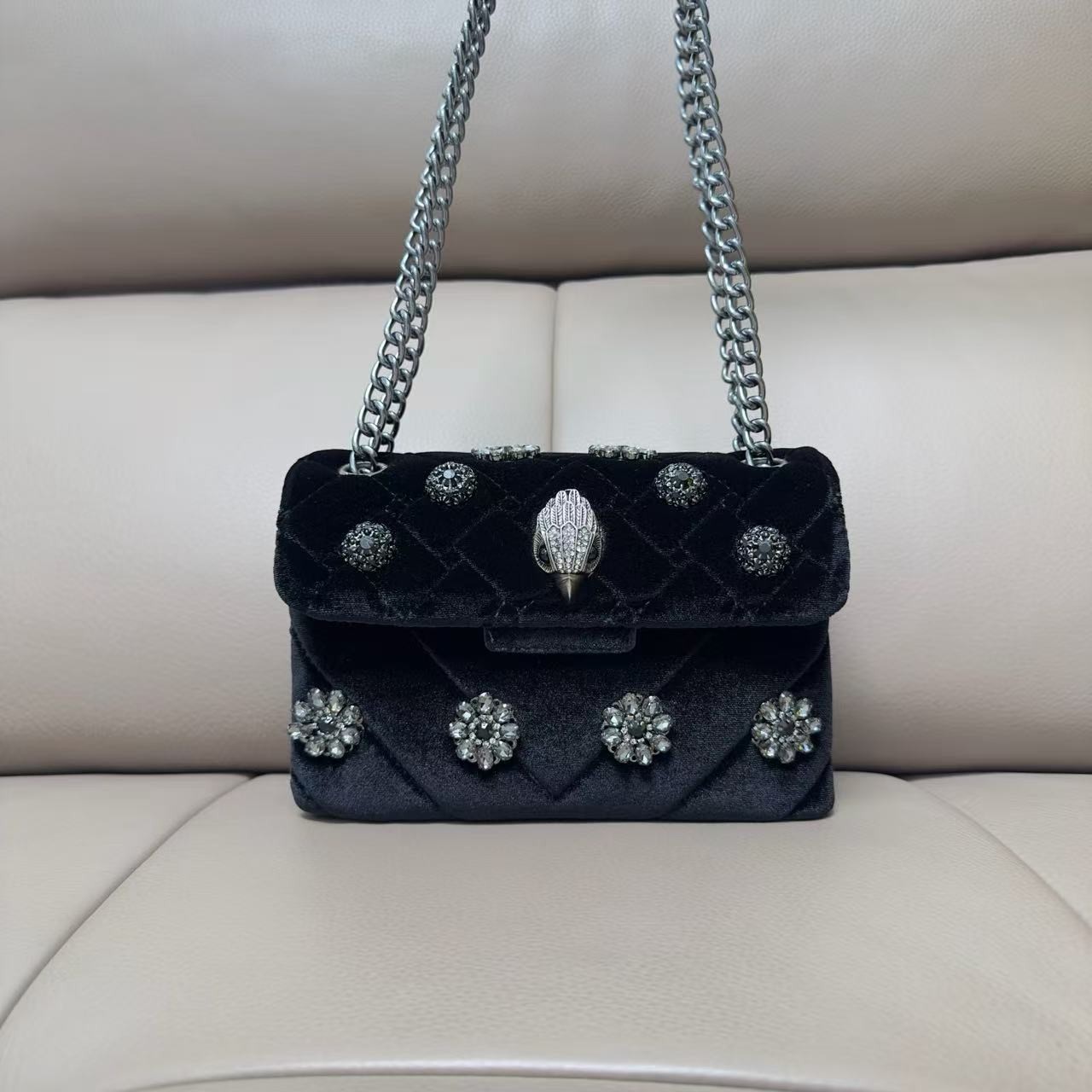 Kurt Geiger London Black Velvet Quilted Crossbody Silver Eagle Flower 20×8×15 cm