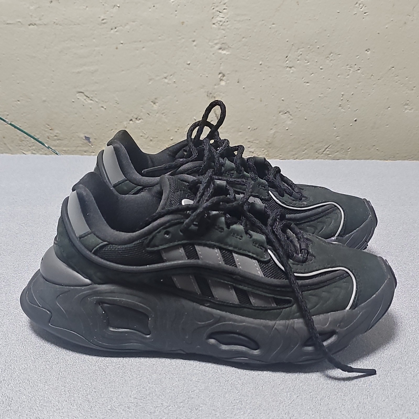 adidas adiPLUS Unisex Athletic Sneakers Black/Gray Low Top Lace-Up