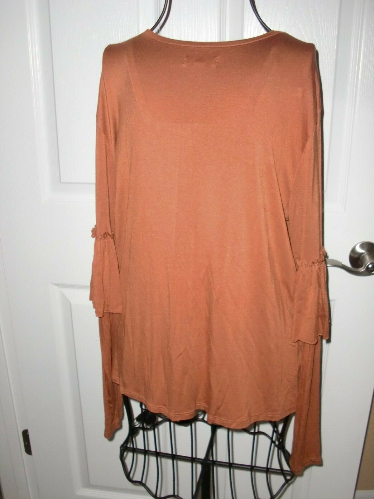 JUNIOR’S~TUCKER+TATE~95%VISCOSE/5%SPANDEX~RUFFLED LONG SLEEVE~TOP Size XL(14-16)