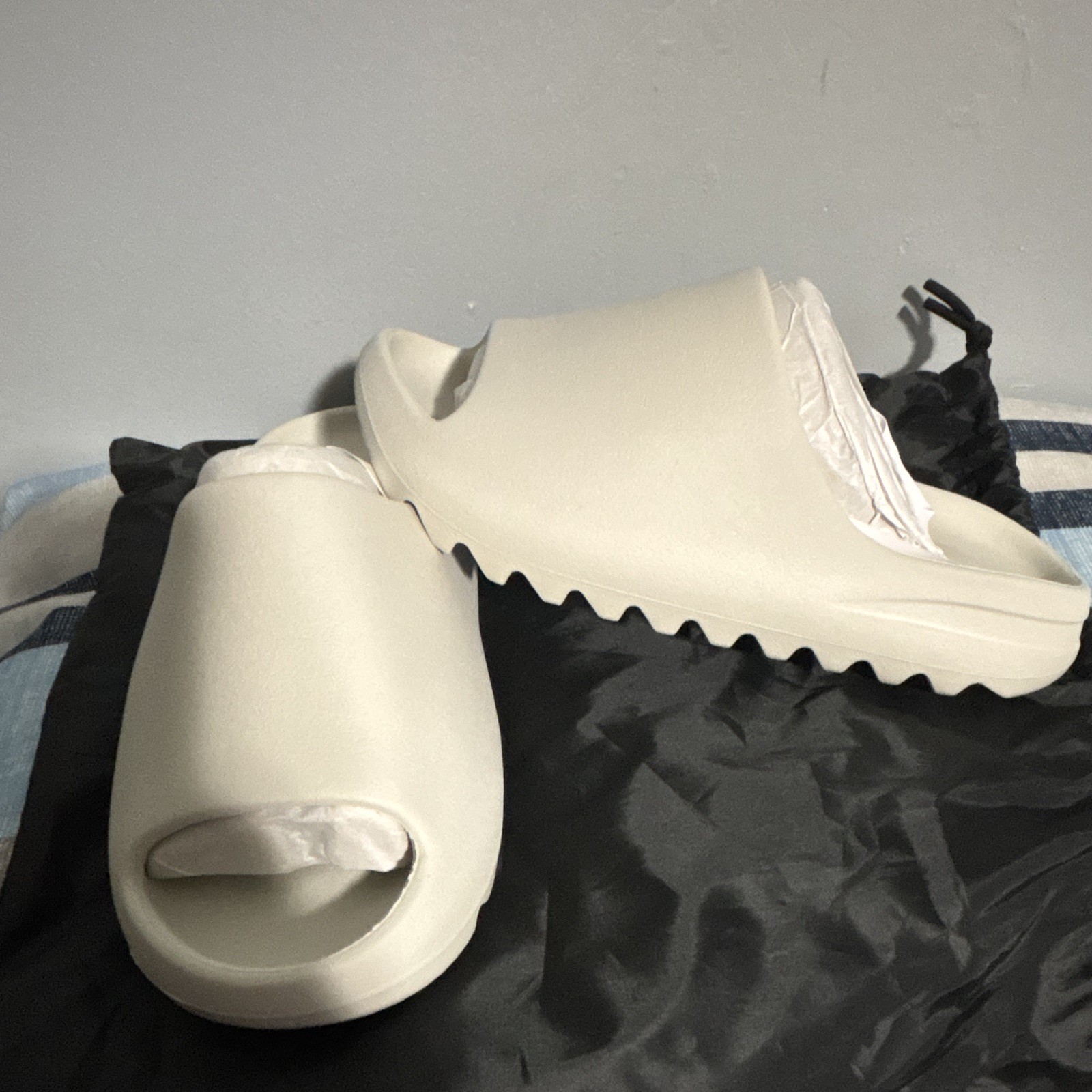 Yeezy Slides Men’s Cream Rubber Slide Sandals Open Toe Slip On Logo US 9
