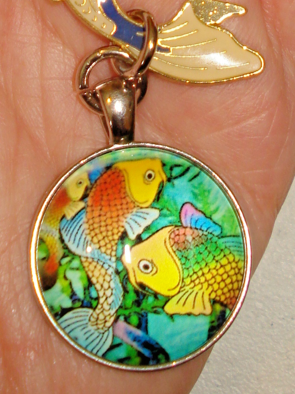 4 3/4″ Drop Cabochon, Koi Fish Chasing Dragonfly Heart Key Ring Dangle Glitz #1