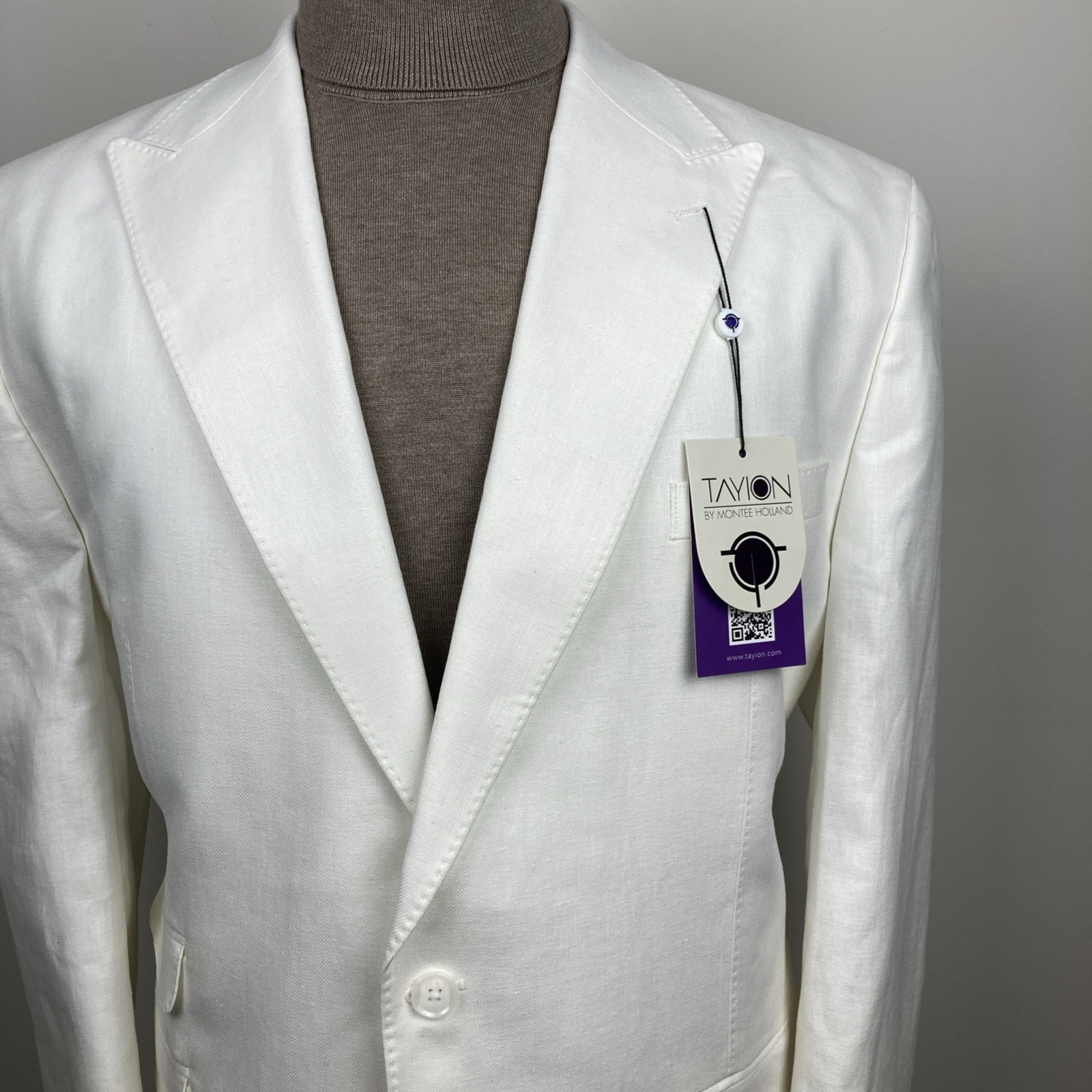 Tayion Collection Men’s 2-pc Classic-Fit Suit Jacket 46L Pants 40W 30L White