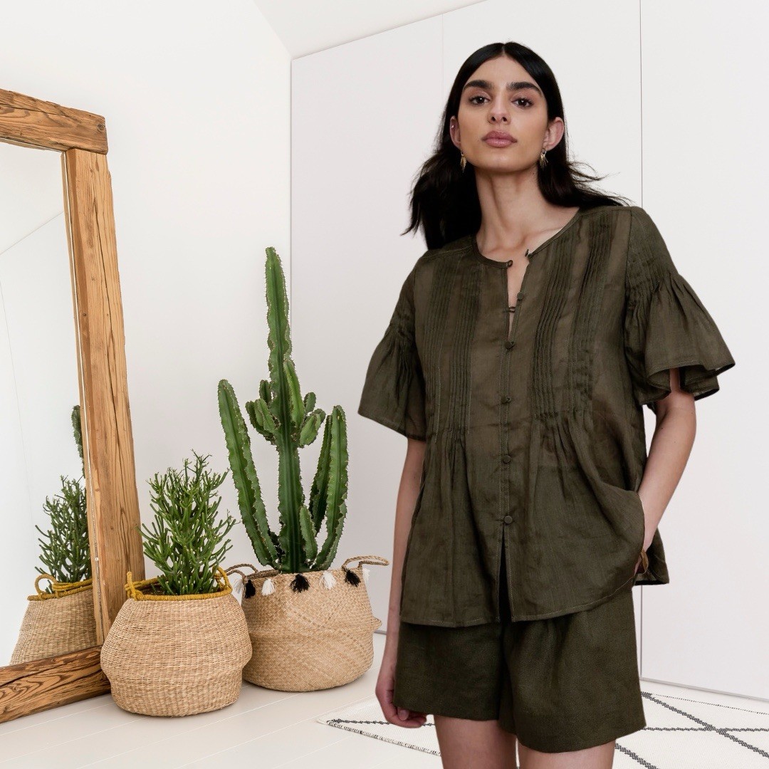 Banana Republic Women’s M 100% Ramie Semi Sheer Pintuck Top Olive Green