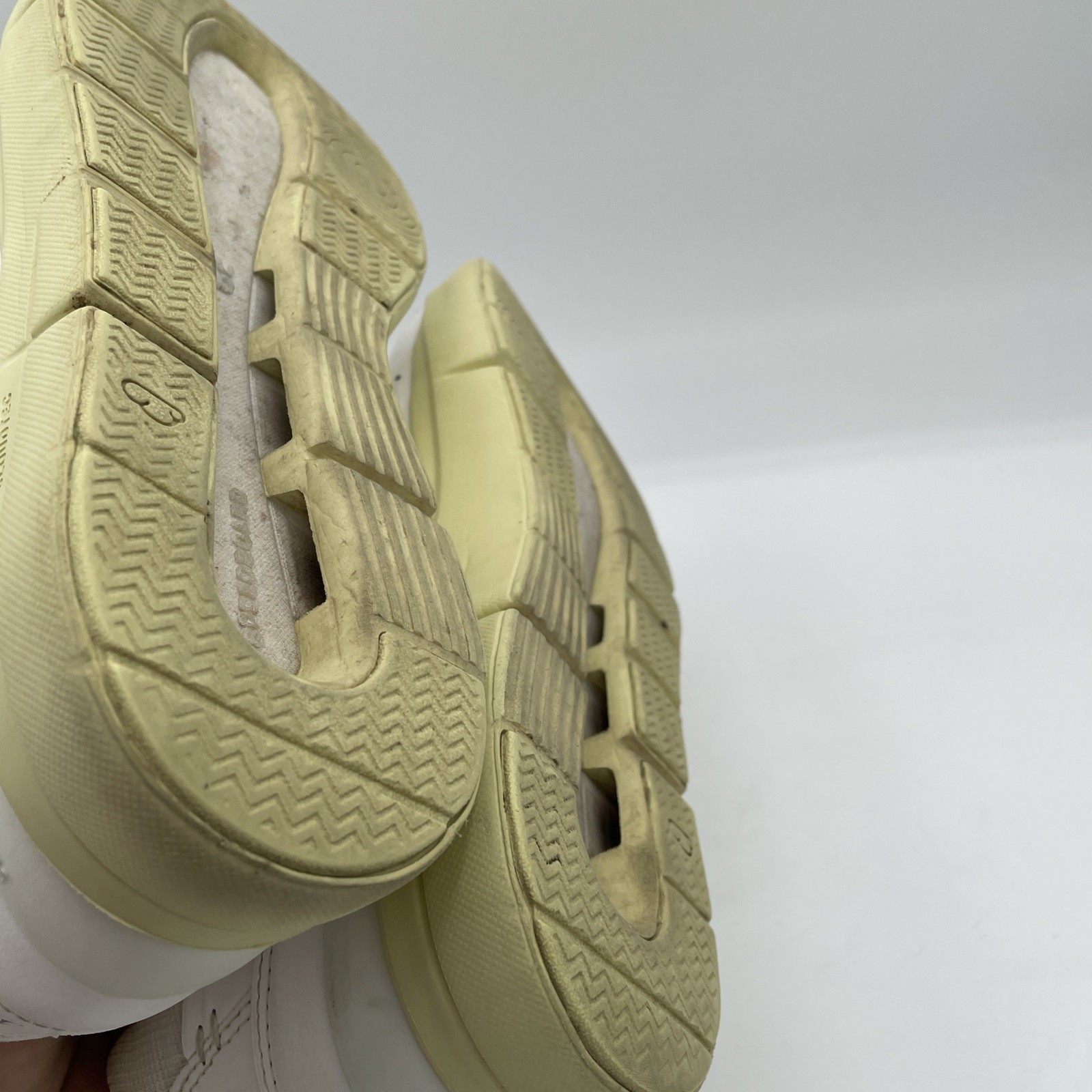 On Cloud The Roger Advantage Sneakers Womens Size 9.5 White & Hay