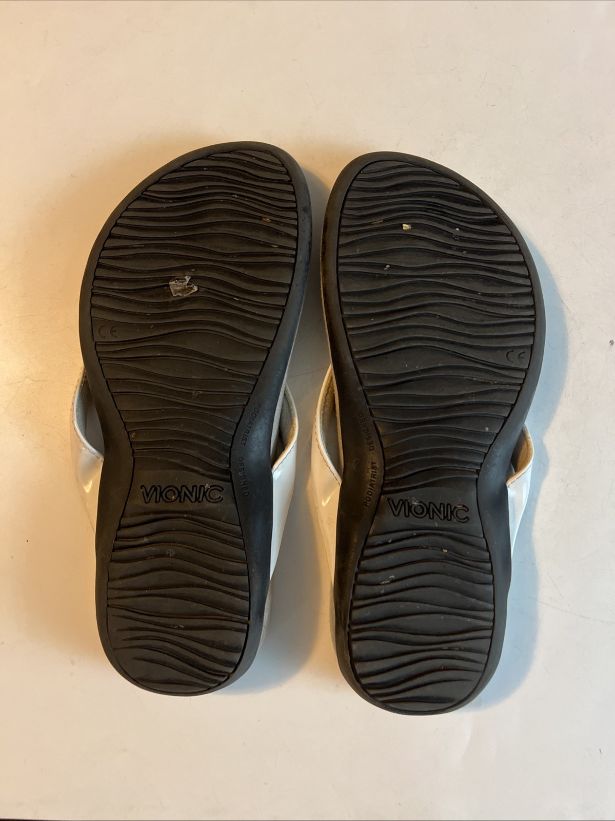 Vionic Bella II White Patent Bow Orthotic Sandals Flip Flops Women’s Size 7.5