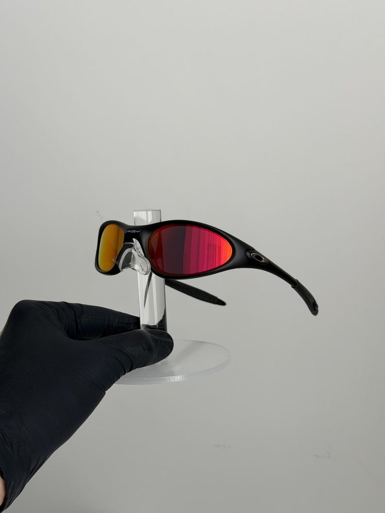 Oakley Minute 1.0 Sunglasses Black Frame Red Lens Y2K Gorpcore Retro