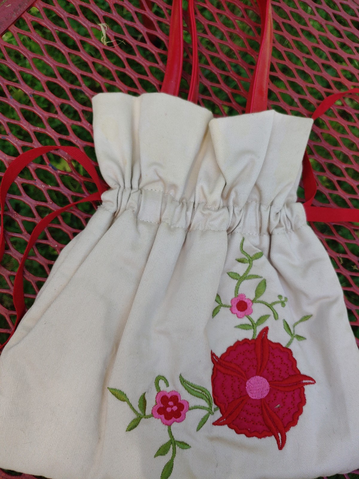 HEAVY COTTON EMBROIDERY FLOWERS + HANDLES & RED LINING. 14.5 in X 11 in GREAT !
