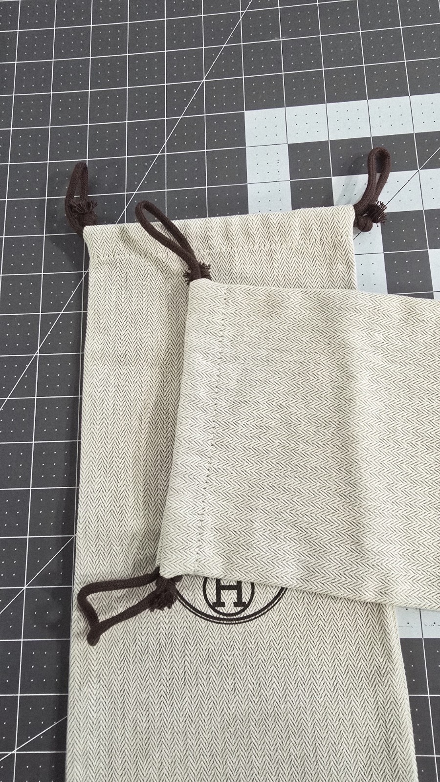 Hermès Set of 2 Beige Drawstring Dustbags with Logo Accent Designer 14×6.25in
