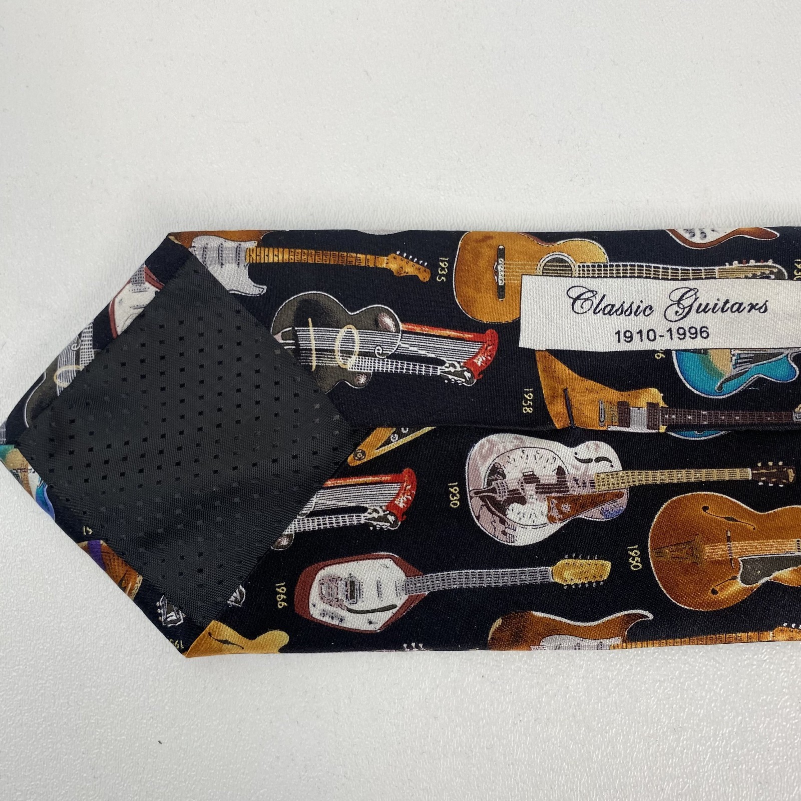 Classic Guitars 1910-1995 Museum Artifacts Mens Neck Tie All Silk 4″ x 59″