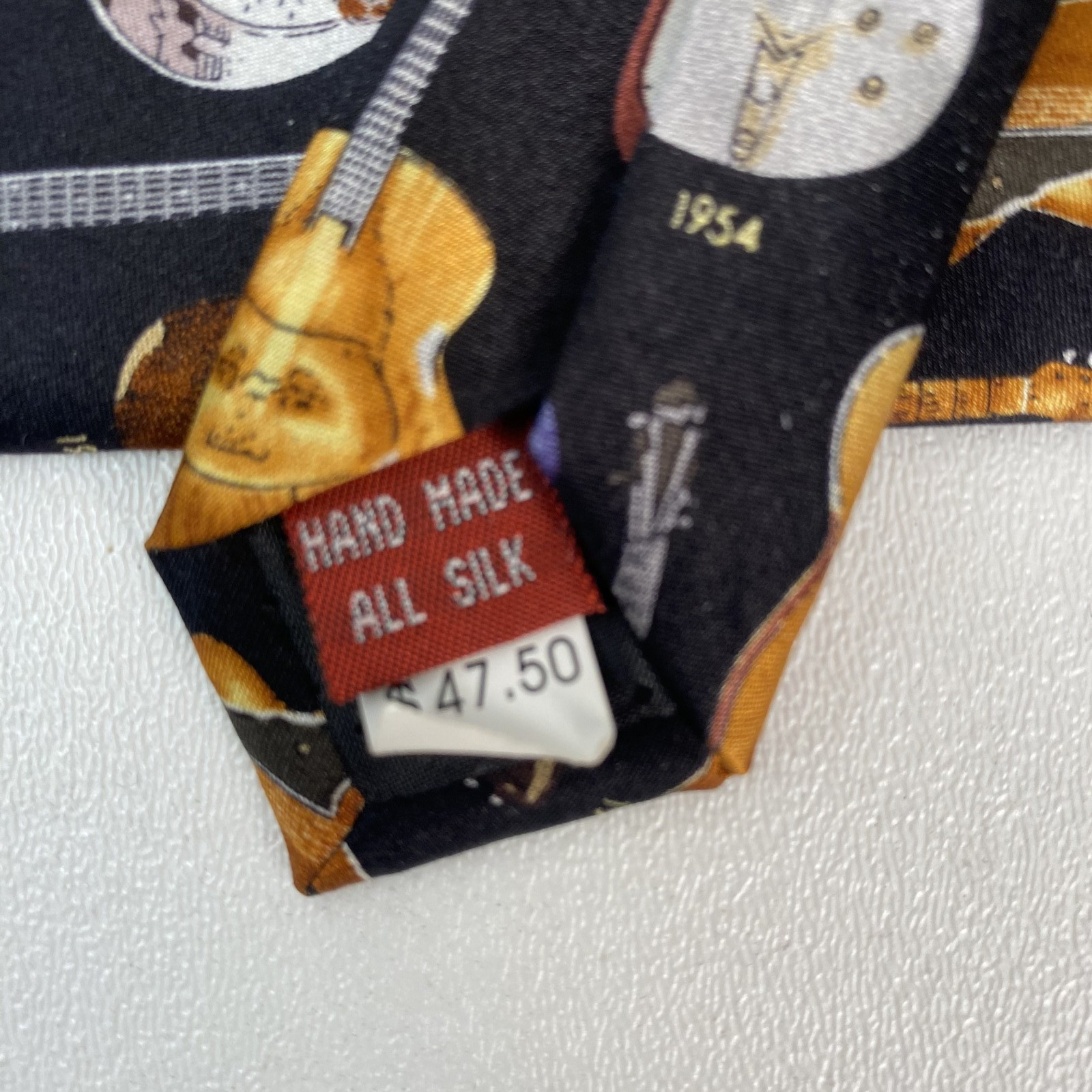 Classic Guitars 1910-1995 Museum Artifacts Mens Neck Tie All Silk 4″ x 59″