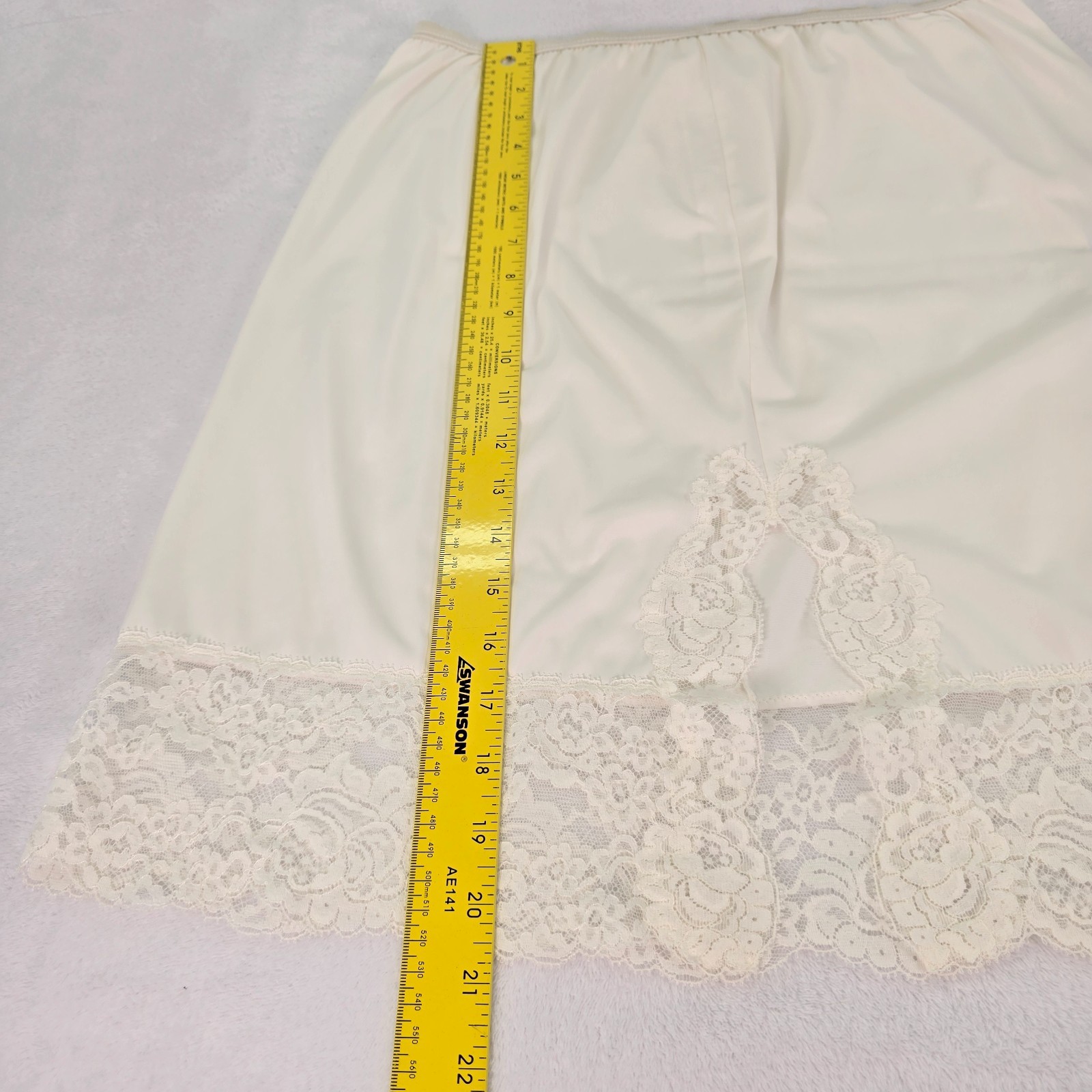 Vintage White Nylon Half Slip Wide Lace Trim Size M Kick Pleat 20.75″ Long